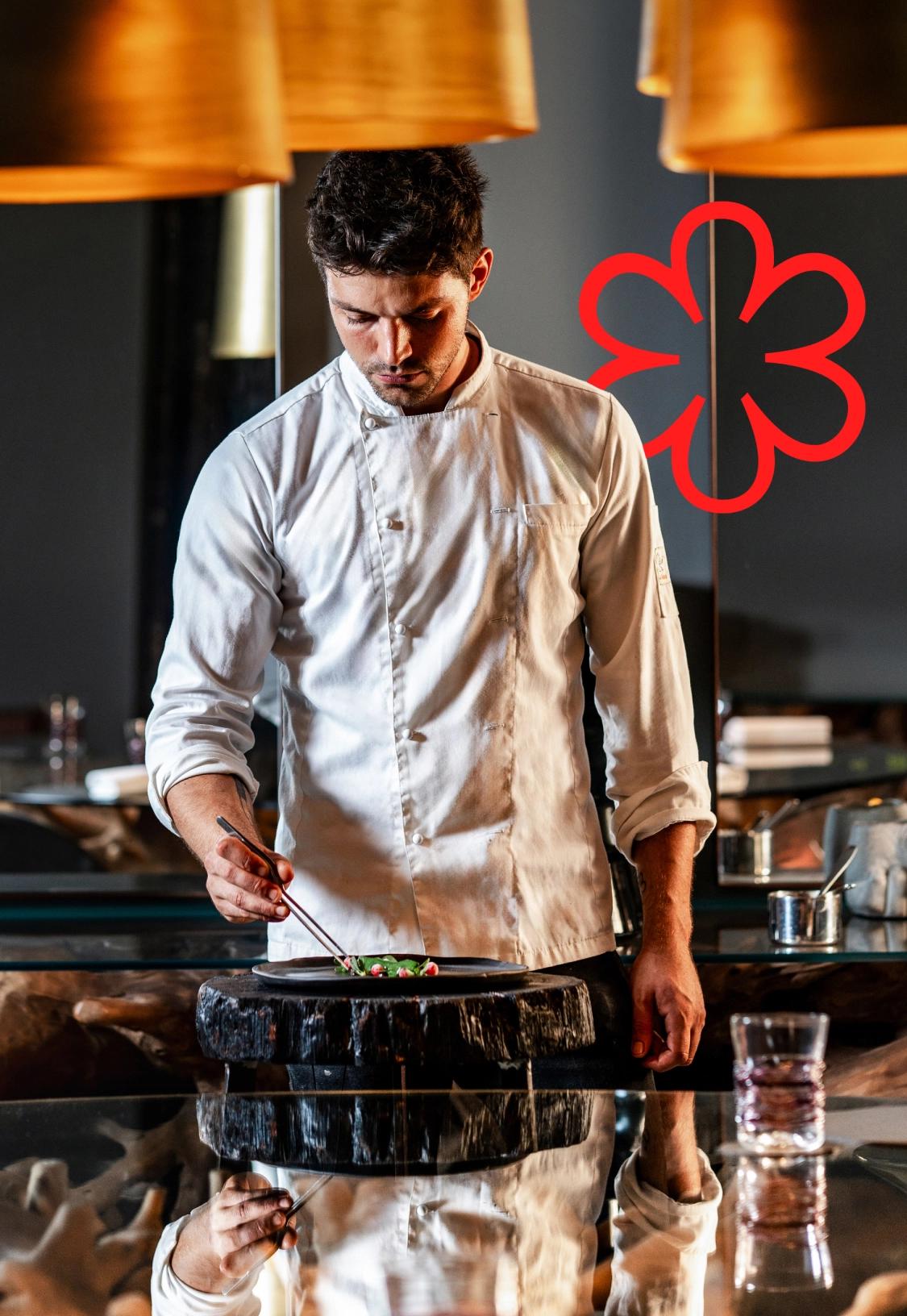 Lo Chef Simone Selva che sta componendo un piatto di Vite Restaurant