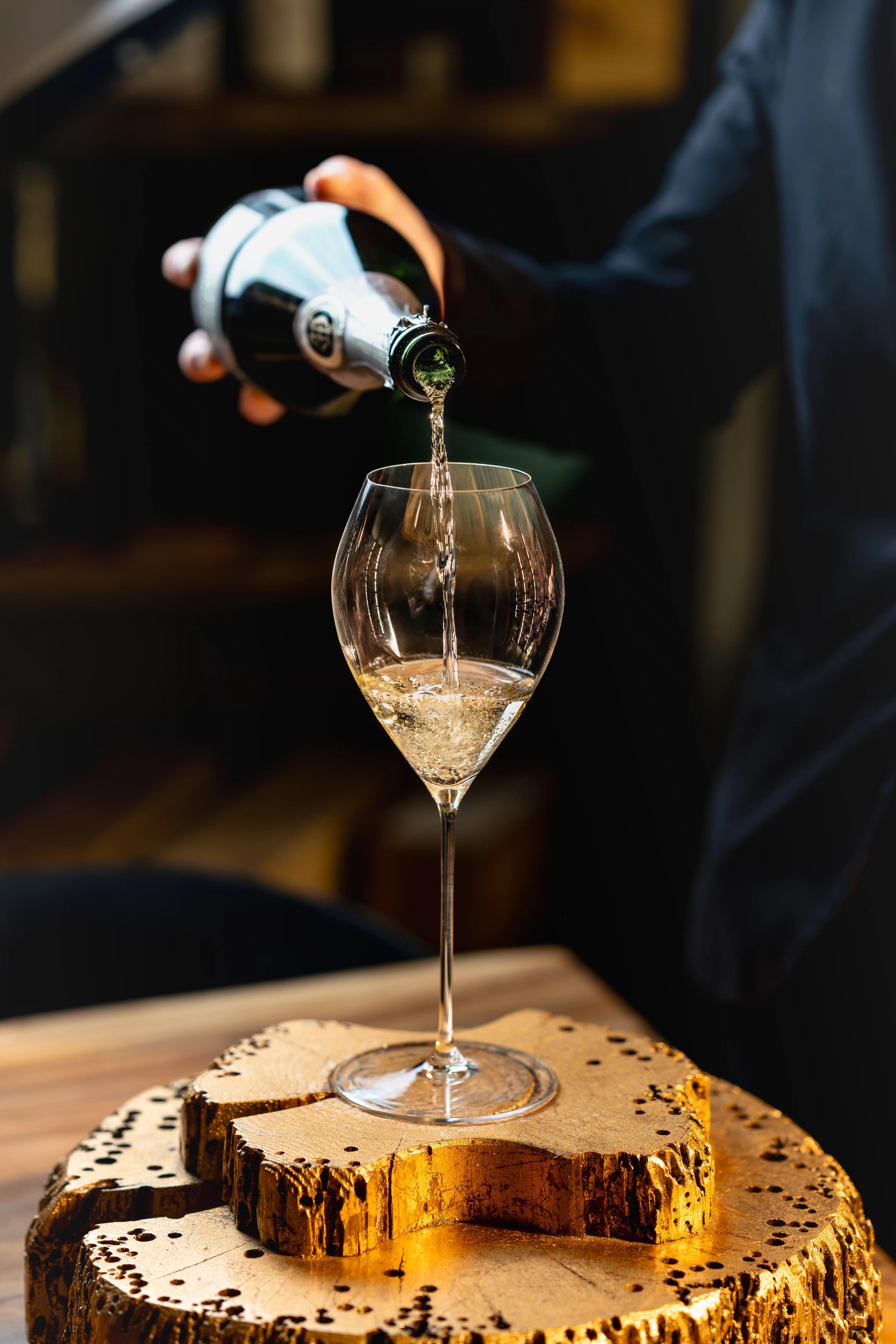 Sommelier che versa champagne in un flute