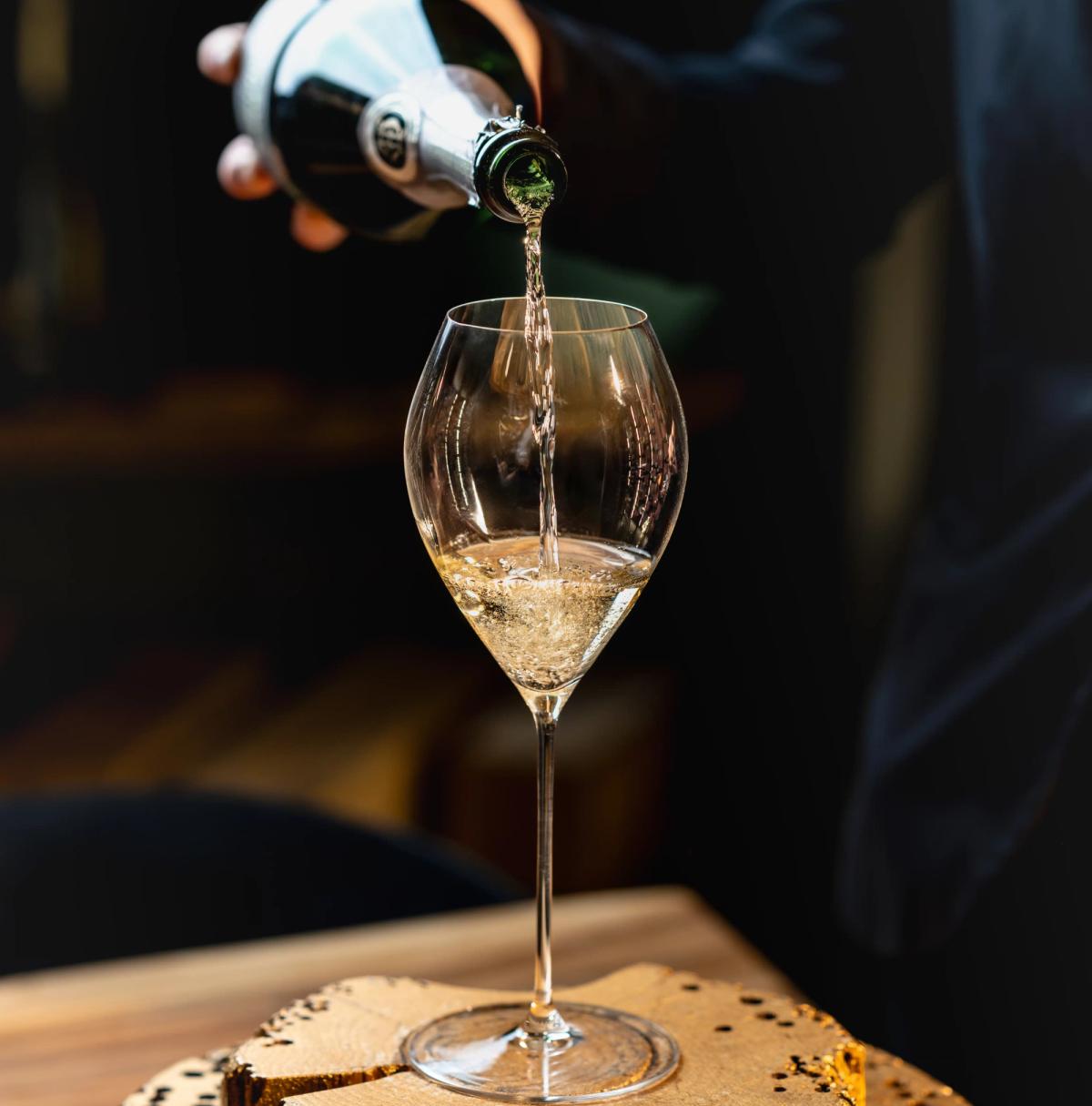 Sommelier che versa champagne in un flute