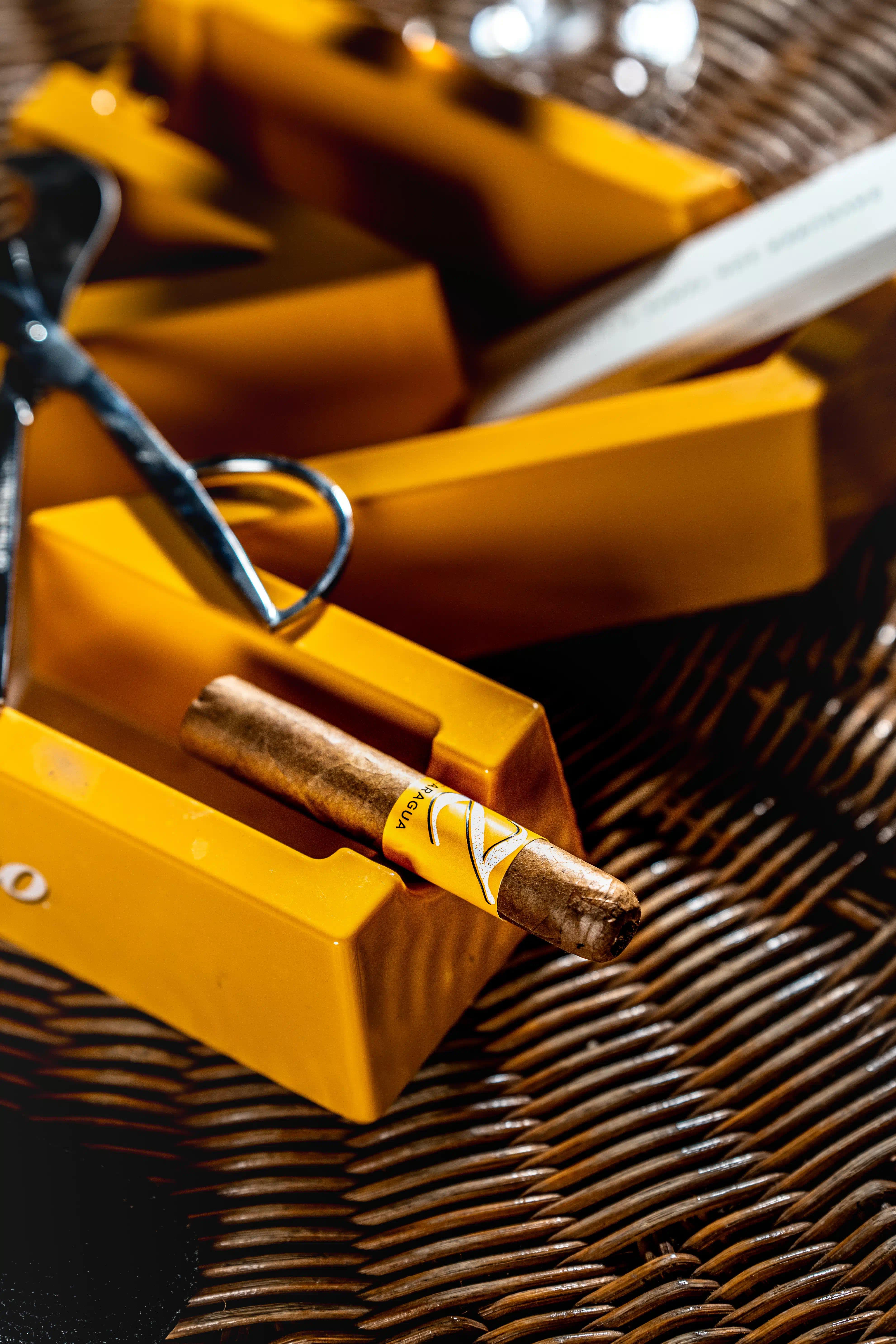 Sigaro appoggiato su un posacenere arancione