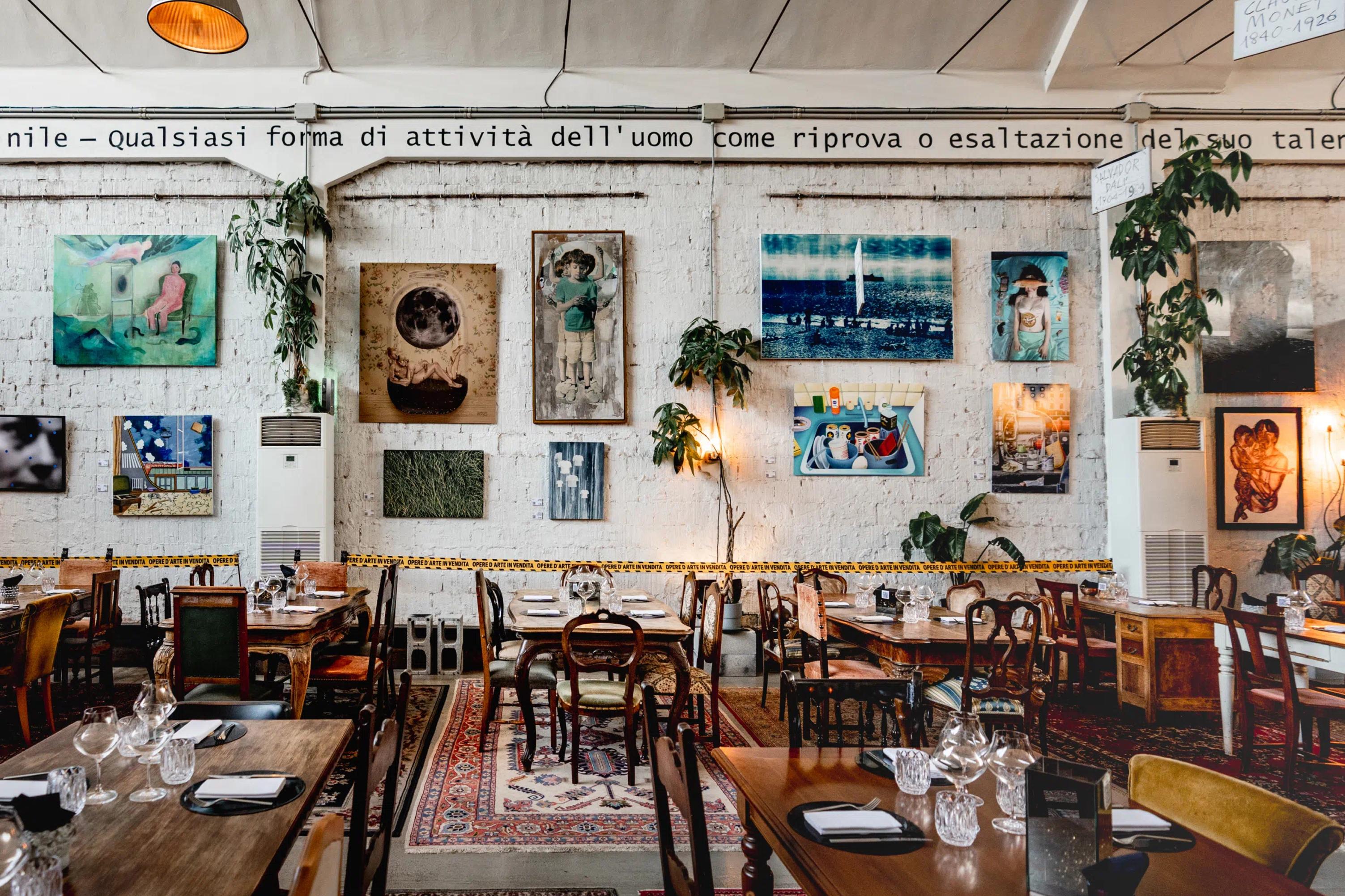 Vista di tavoli e quadri all'interno de Il Cantiere Treviso