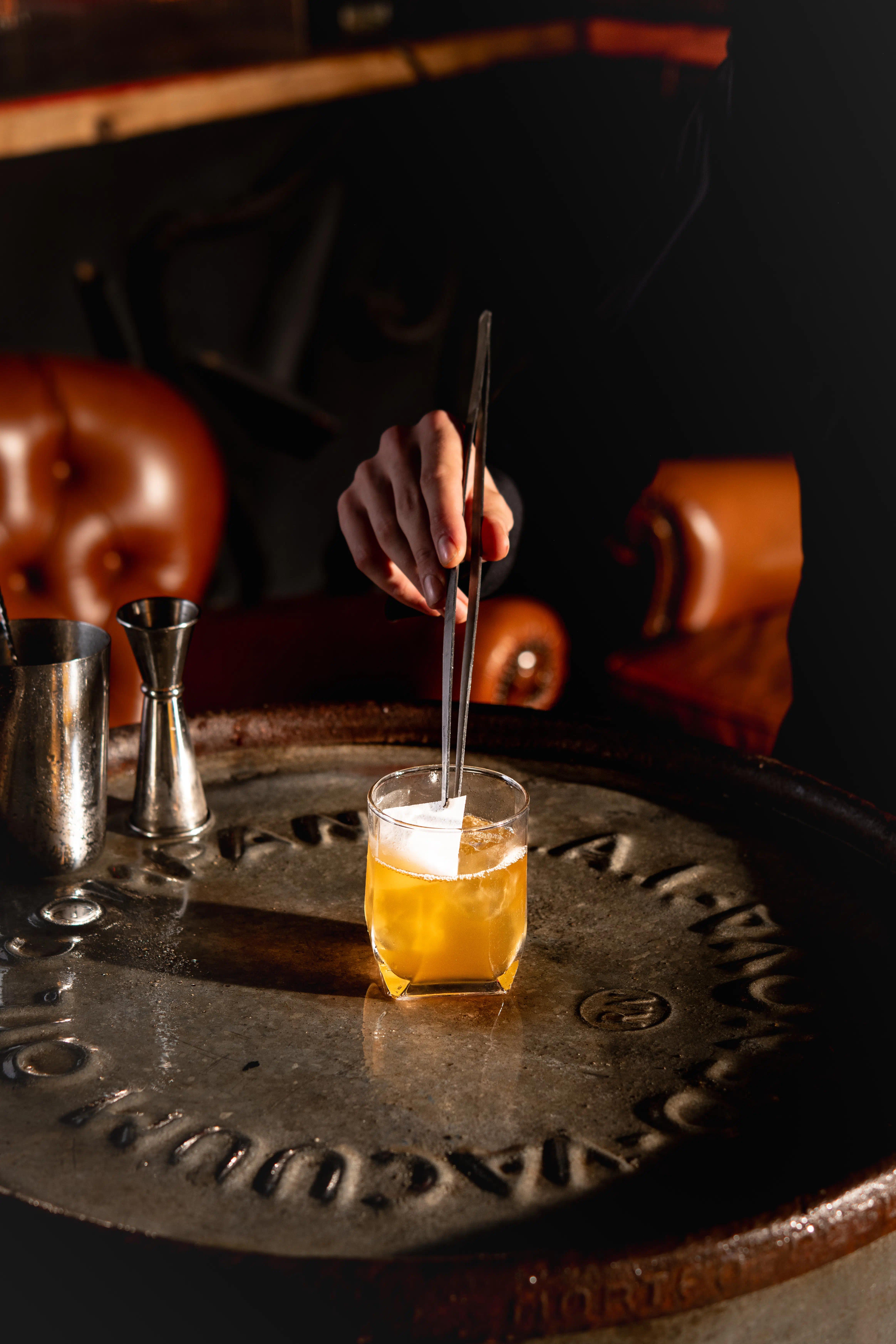 Dettaglio di un drink arancione al TAD Treviso