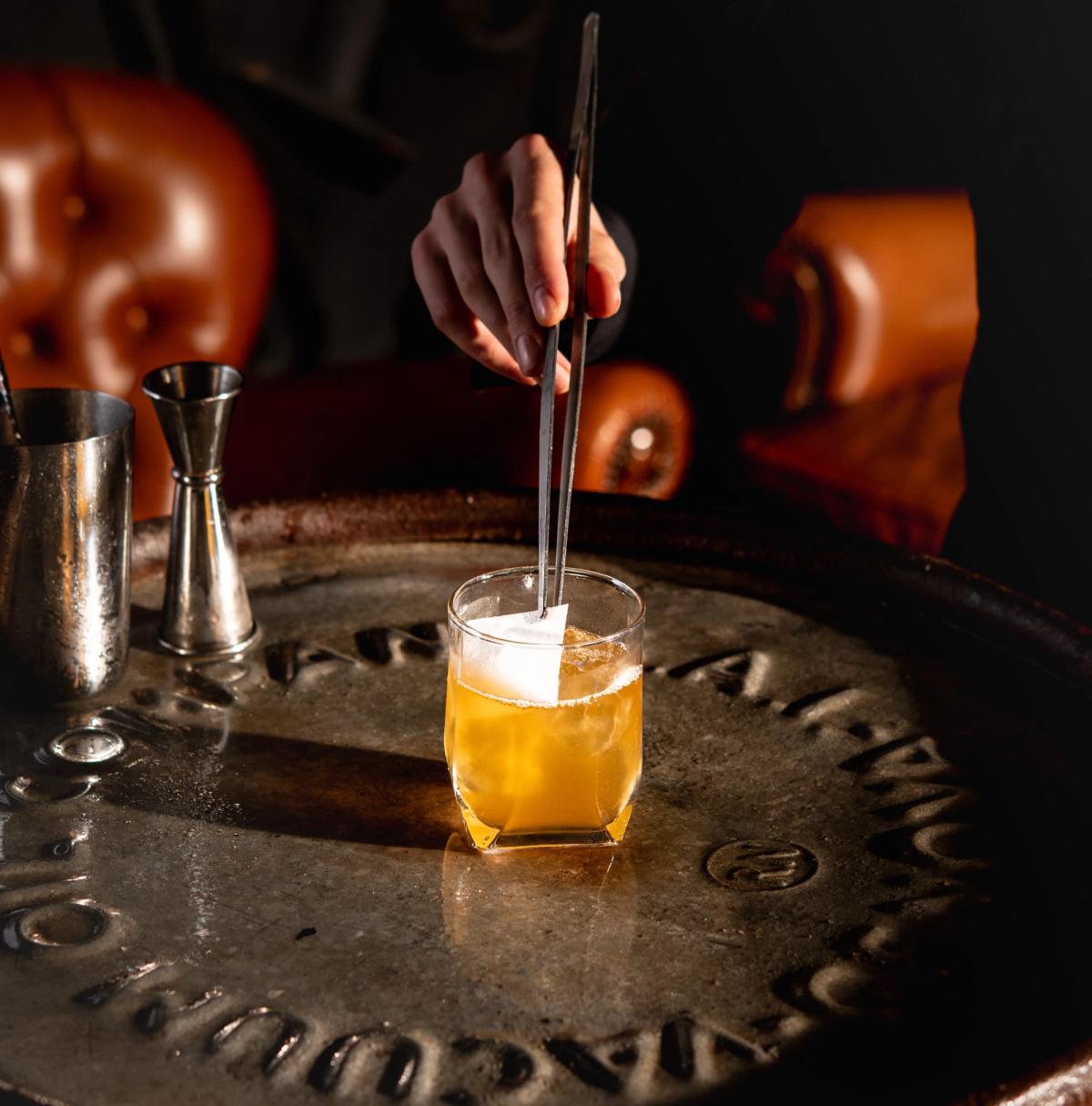 Dettaglio di un drink arancione al TAD Treviso