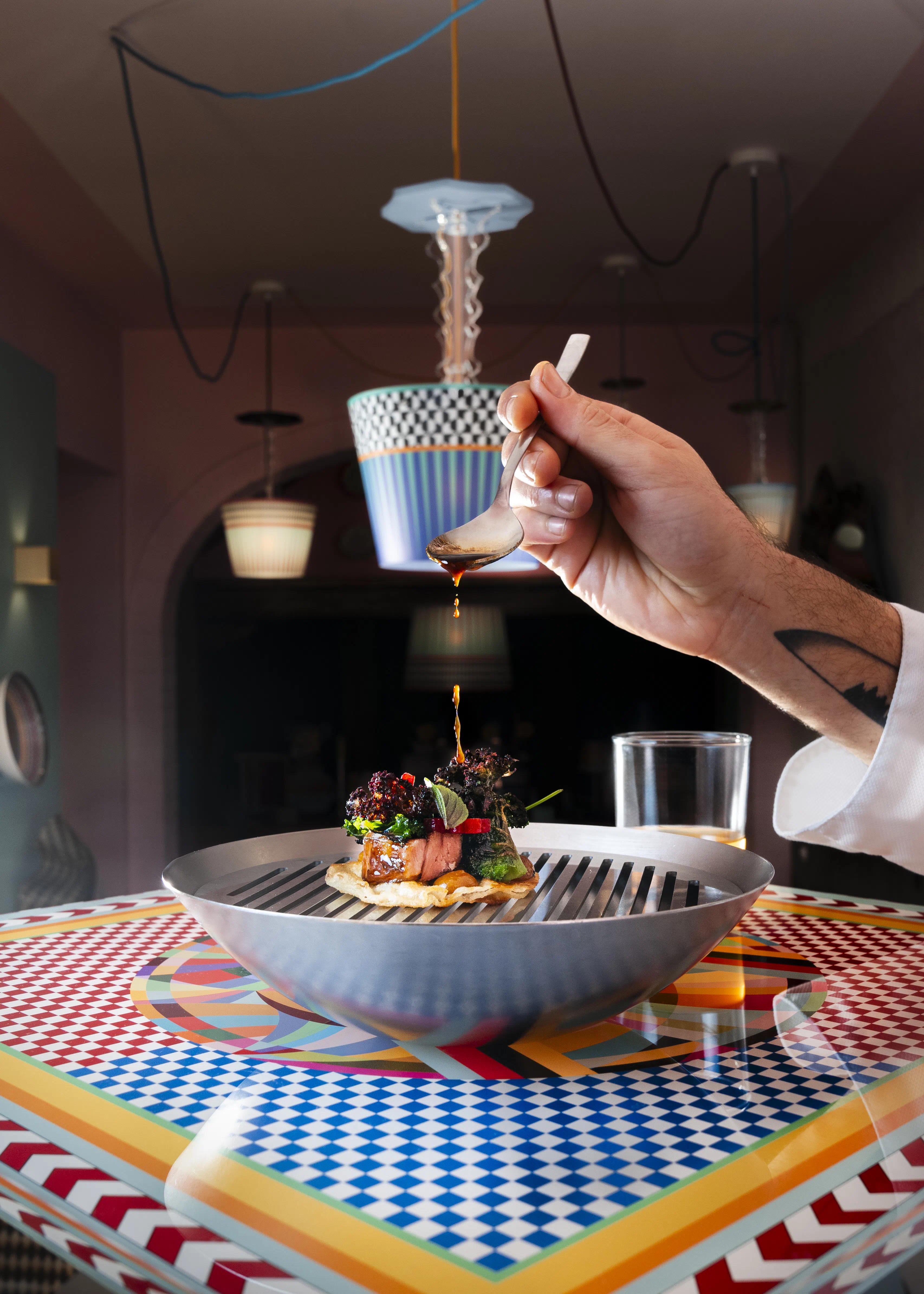 Lo Chef Simone Selva che completa la preparazione di una portata di Vite Restaurant Treviso