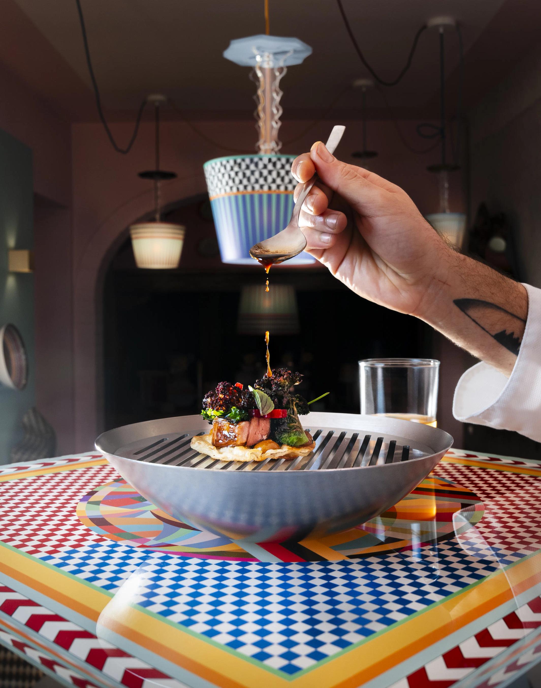 Lo Chef Simone Selva che termina la preparazione di una portata