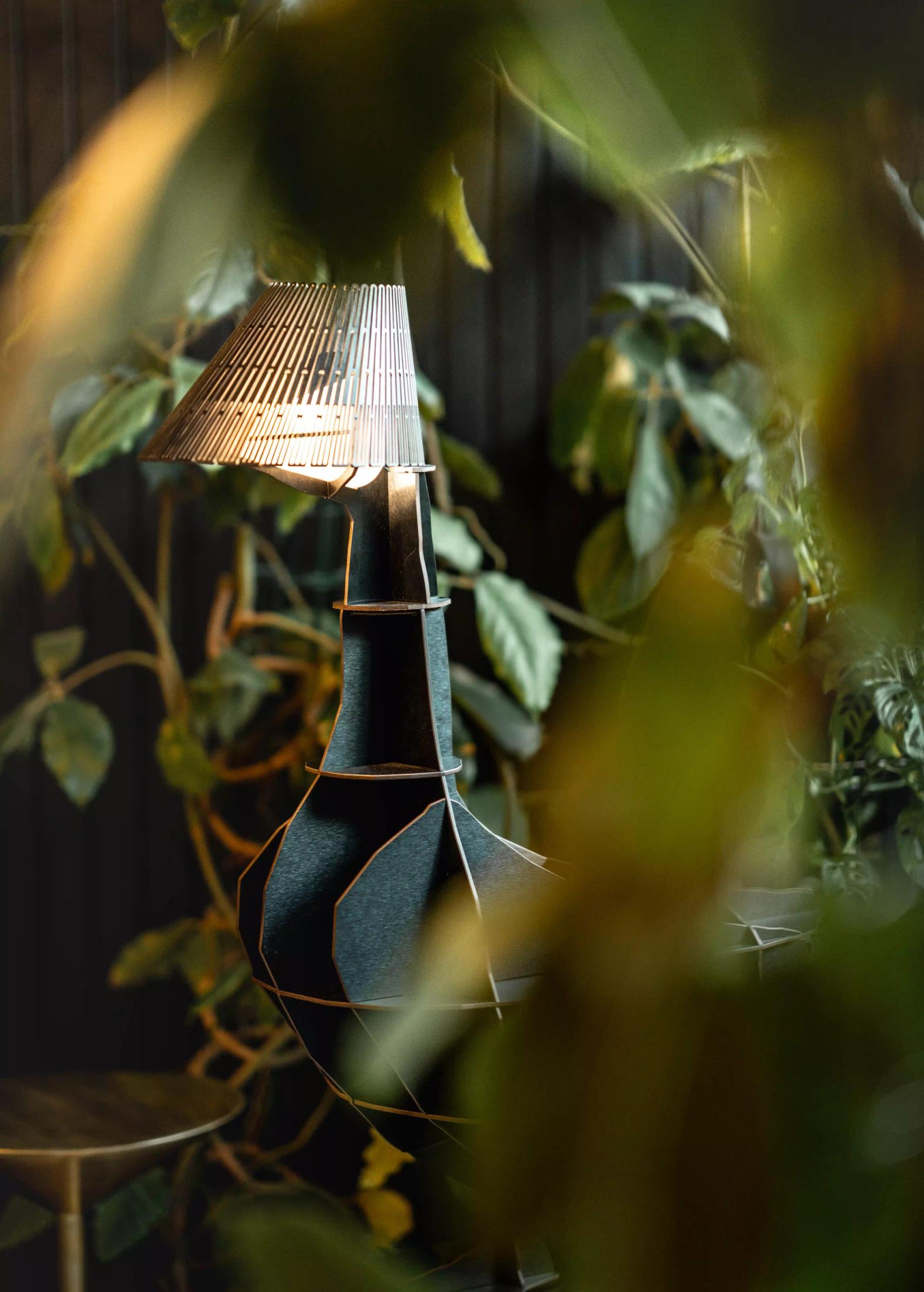 Lampada di interno immersa nelle piante