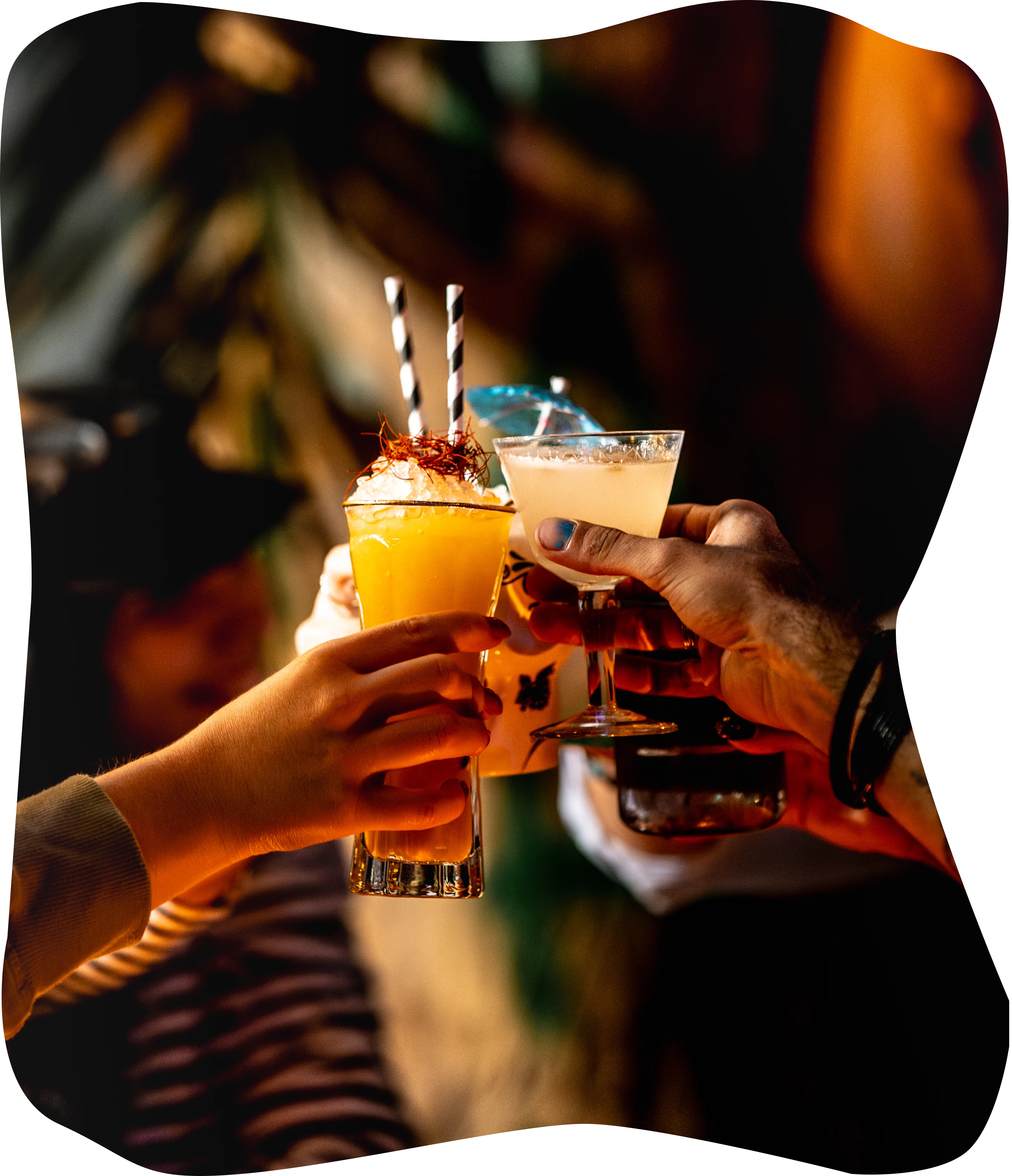 Drink tiki colorati con decorazioni floreali al Kahua Tiki bar di Treviso