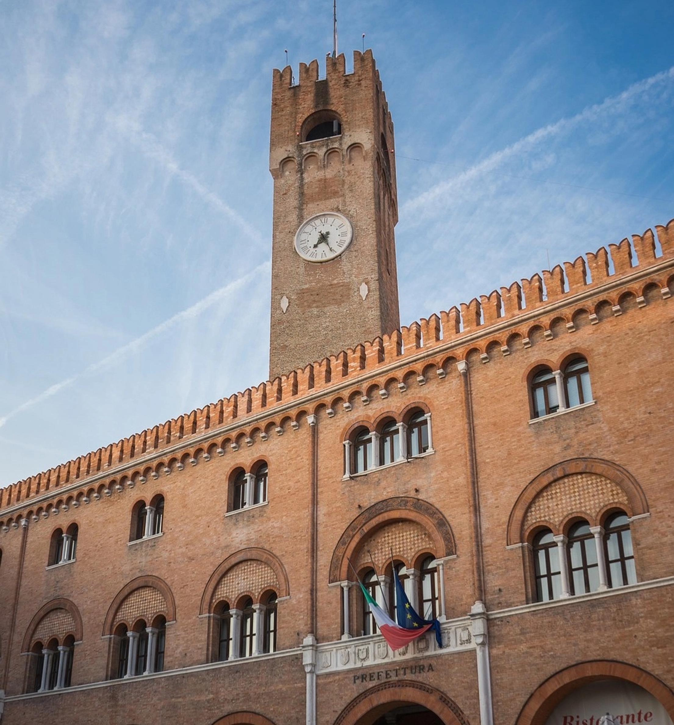 Prefettura e torre con orologio di Treviso