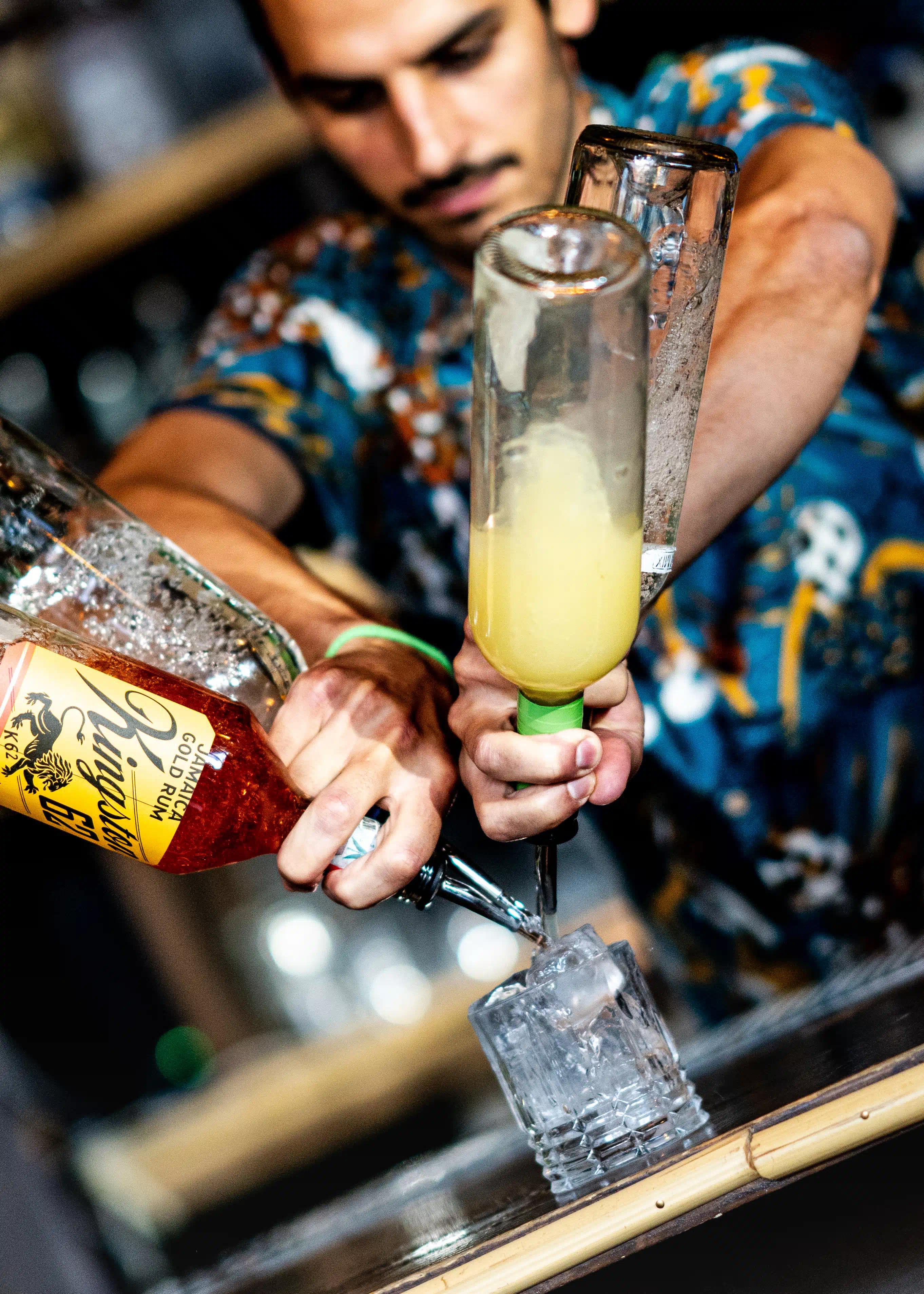 Barman che sta versando alcolici in un drink