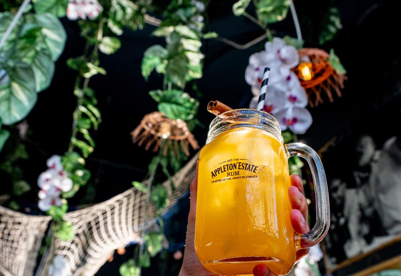 Drink colorato al Kahua Tiki bar di Treviso