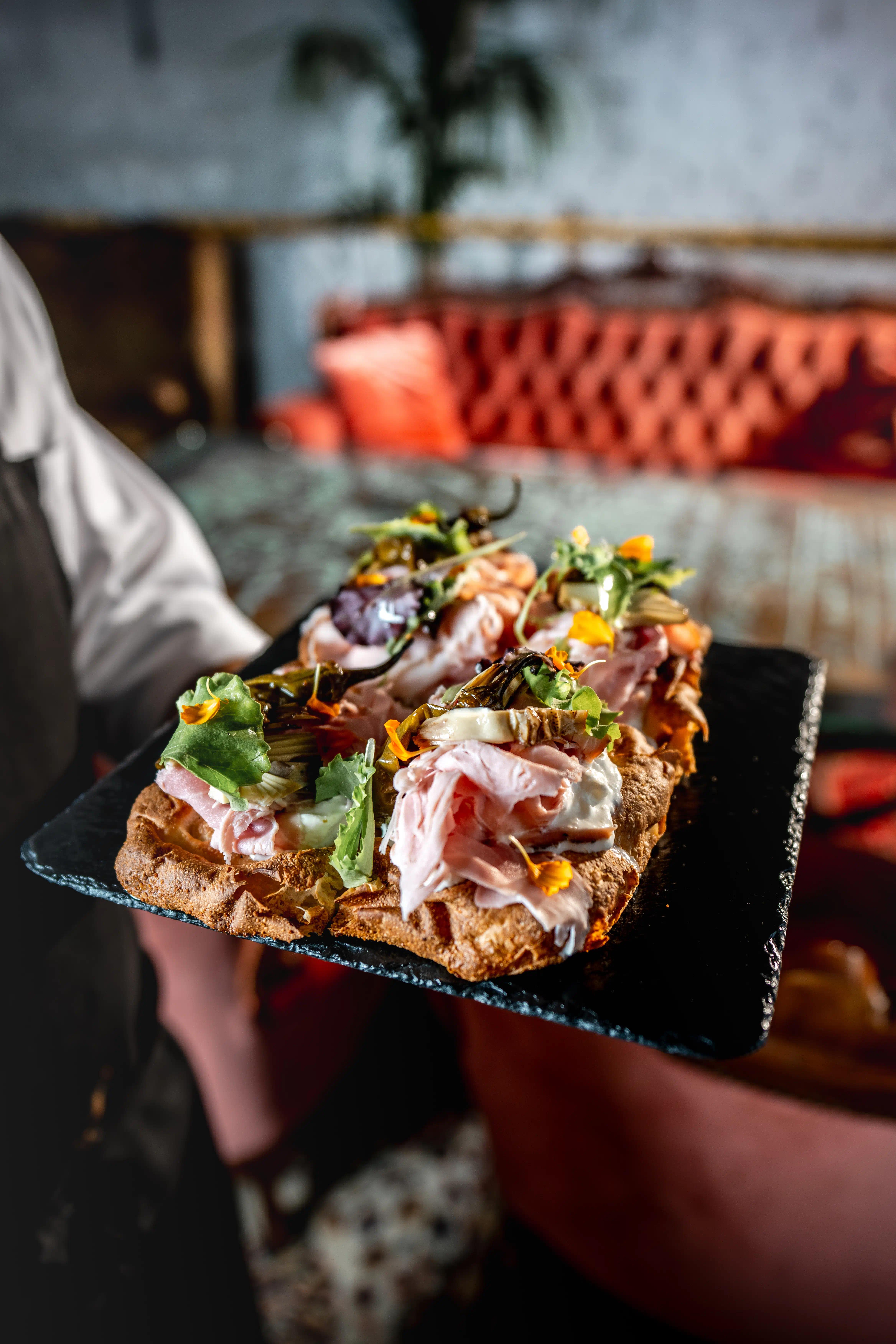 Piatto in ardesia con sopra una focaccia gourmet