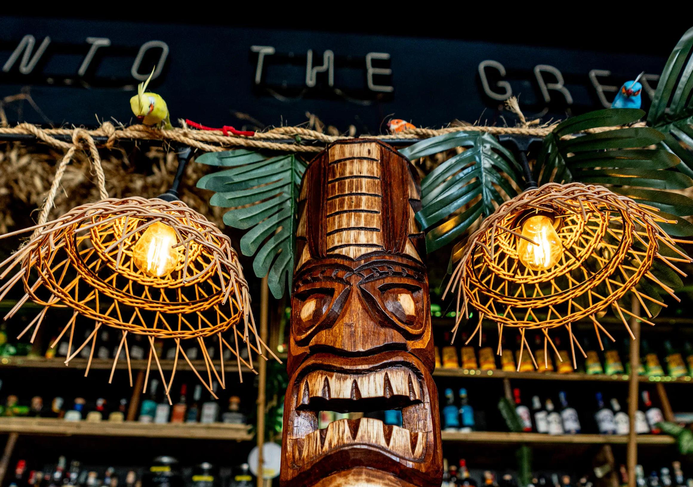 Statua in legno al Kahua Tiki bar di Treviso