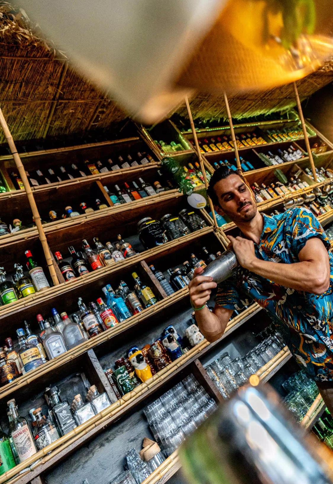 Barman del Kahua Tiki bar di Treviso che shakera un drink