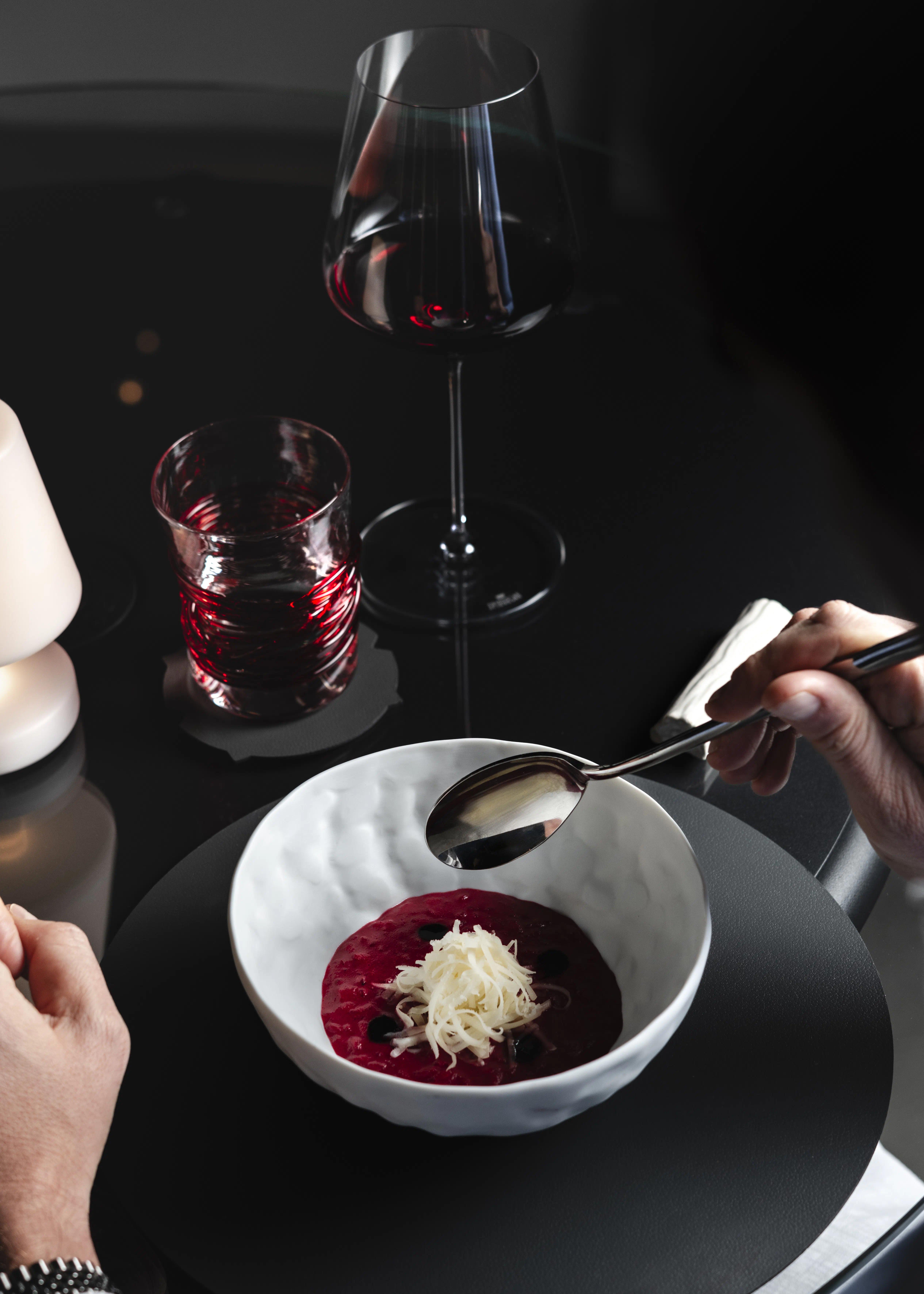 Dettaglio di un piatto di Vite Restaurant mentre viene mangiato con un cucchiaio