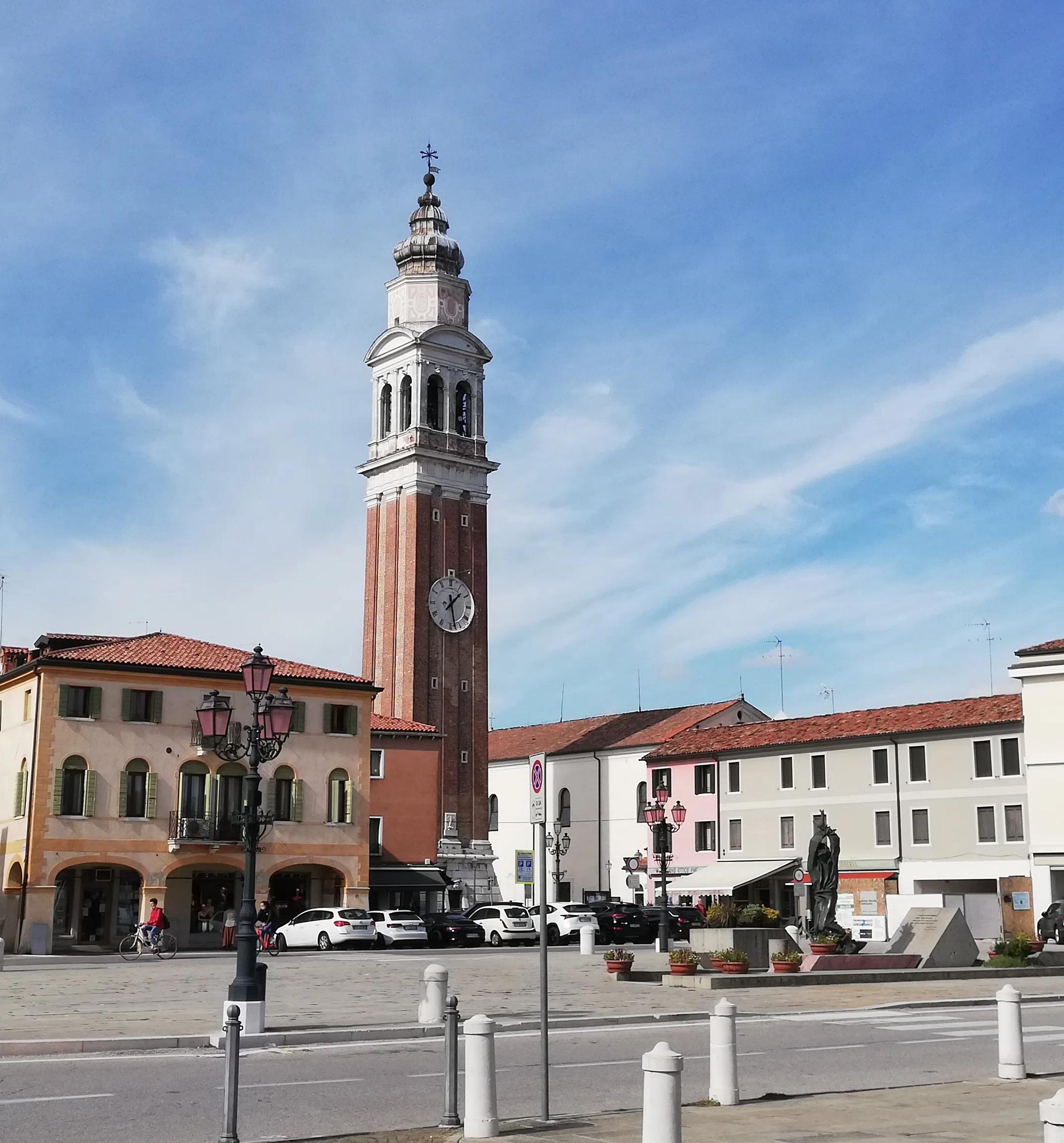 Piazza principale di Mirano con torre con orologio