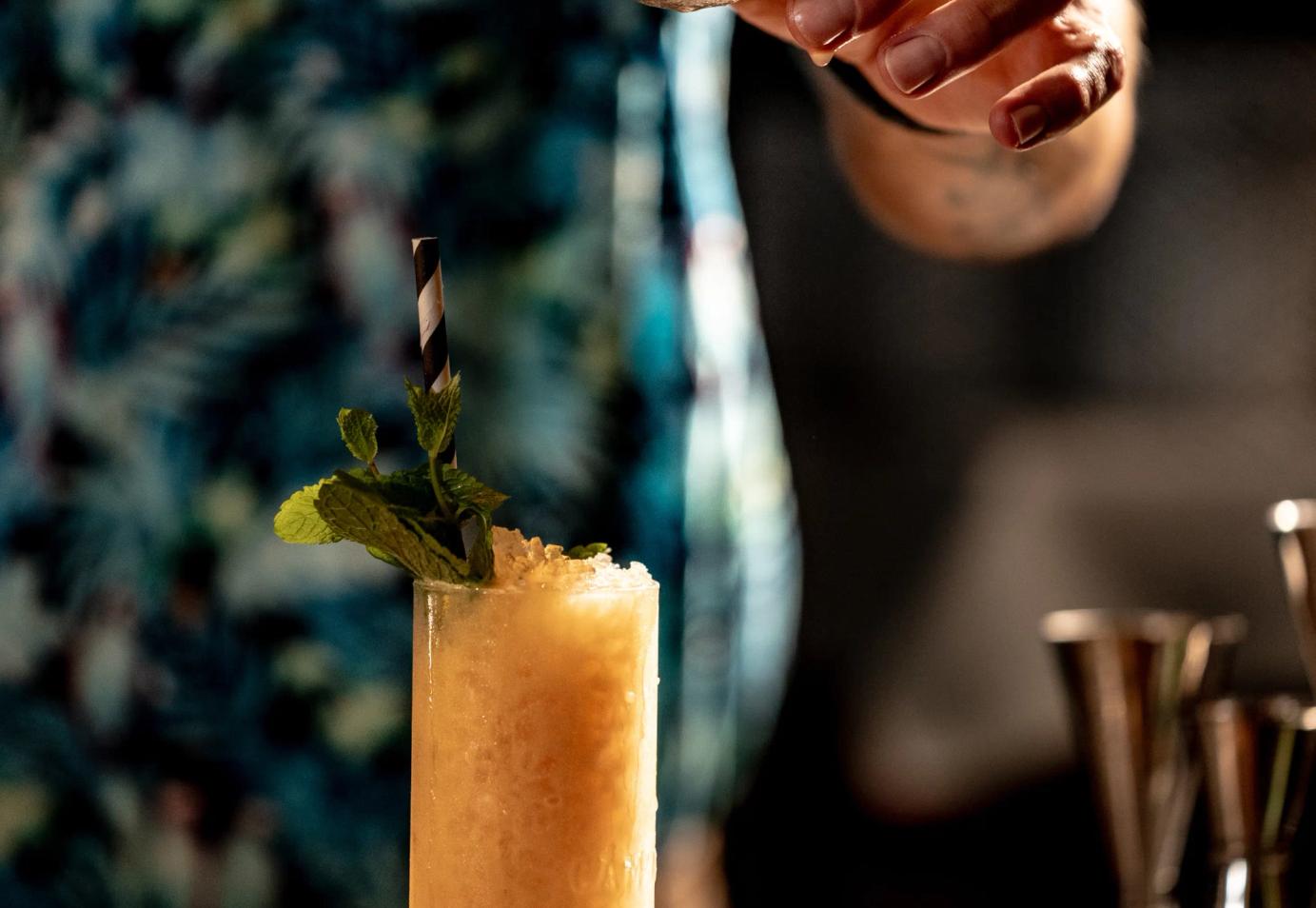 Drink colorato al Kahua Tiki Bar di Treviso