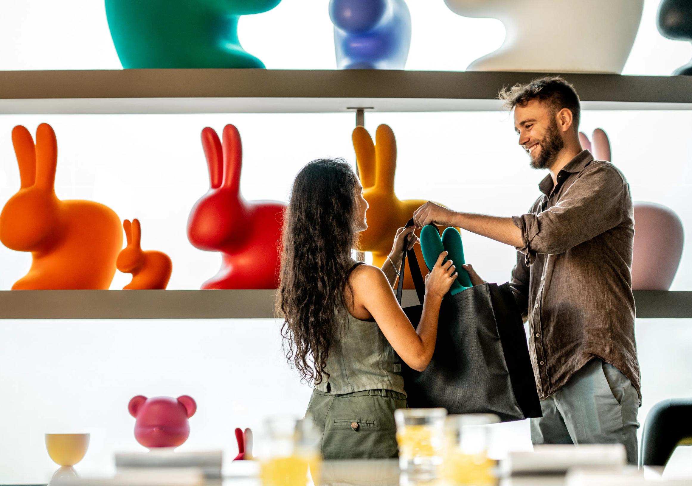 Mattia che consegna un prodotto Onde Sign ad una ragazza