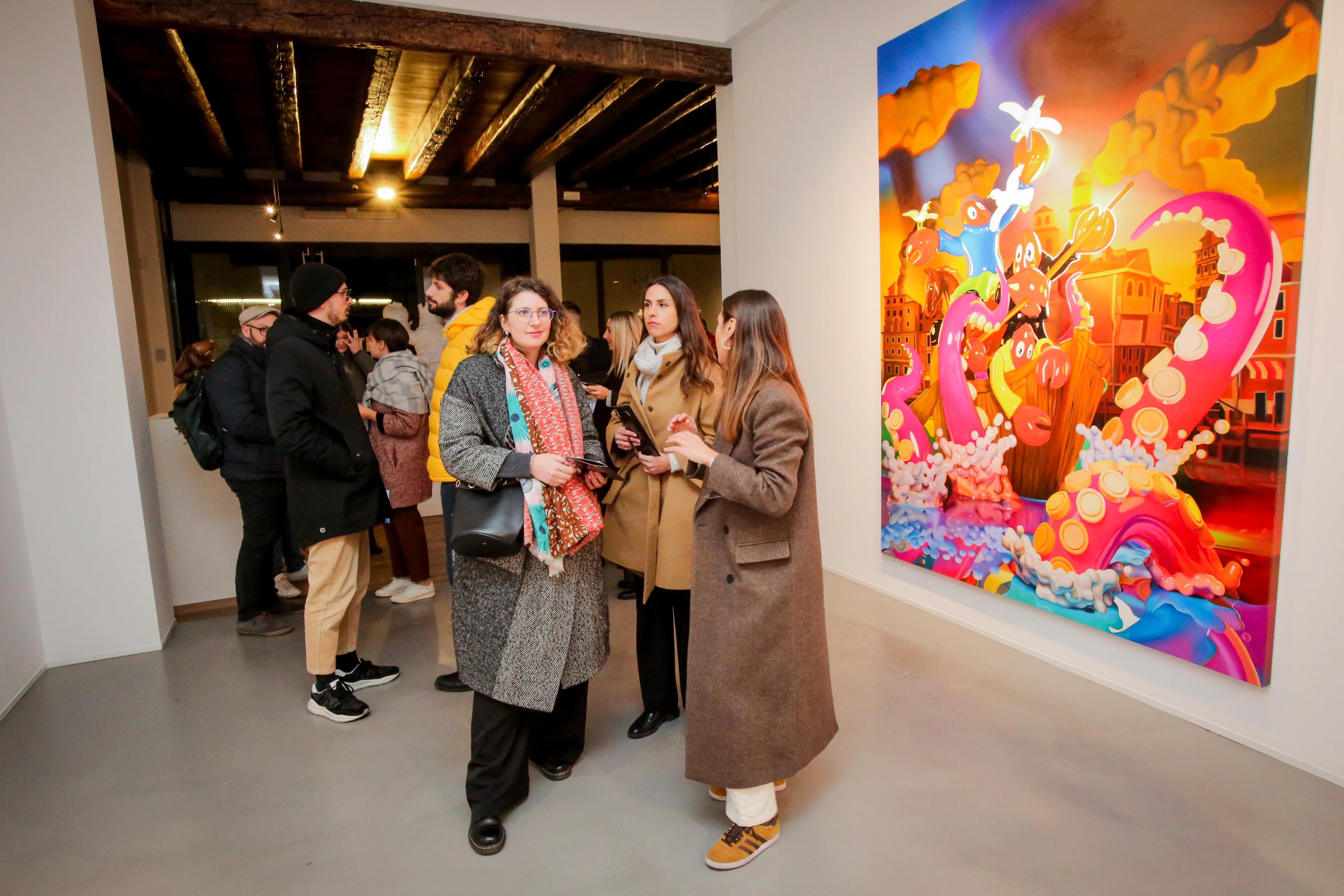 Un gruppo di persone che visitano una galleria d'arte