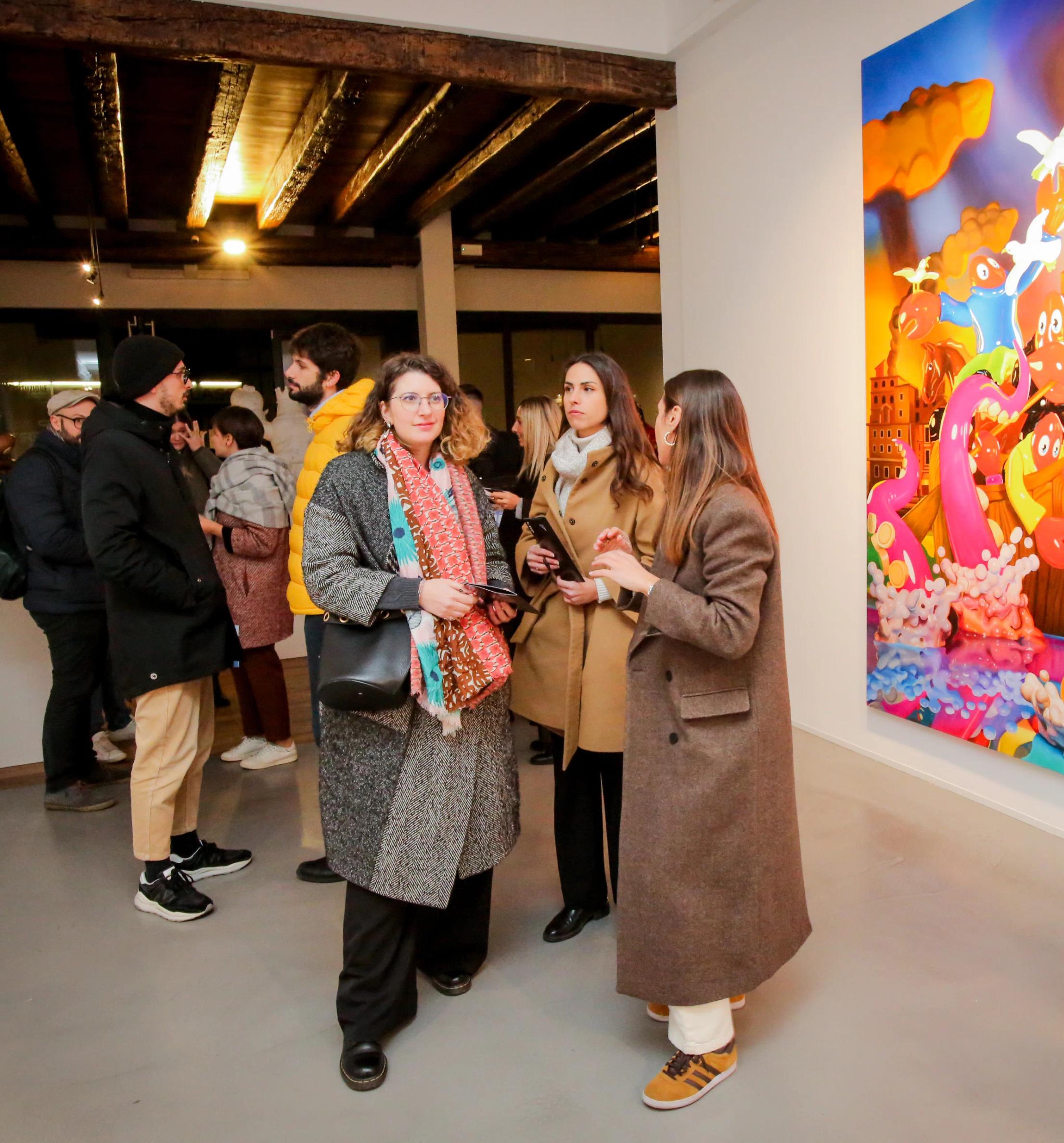 Un gruppo di persone che visitano una galleria d'arte