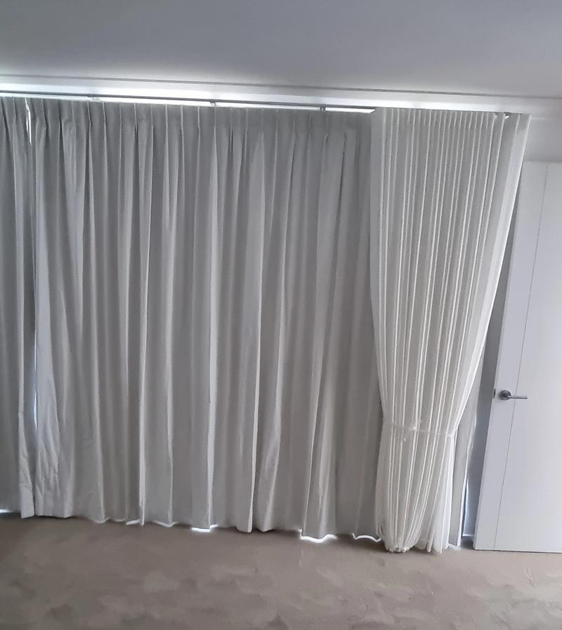 Pleated curtain installation Box pleat with wave fold at the front 