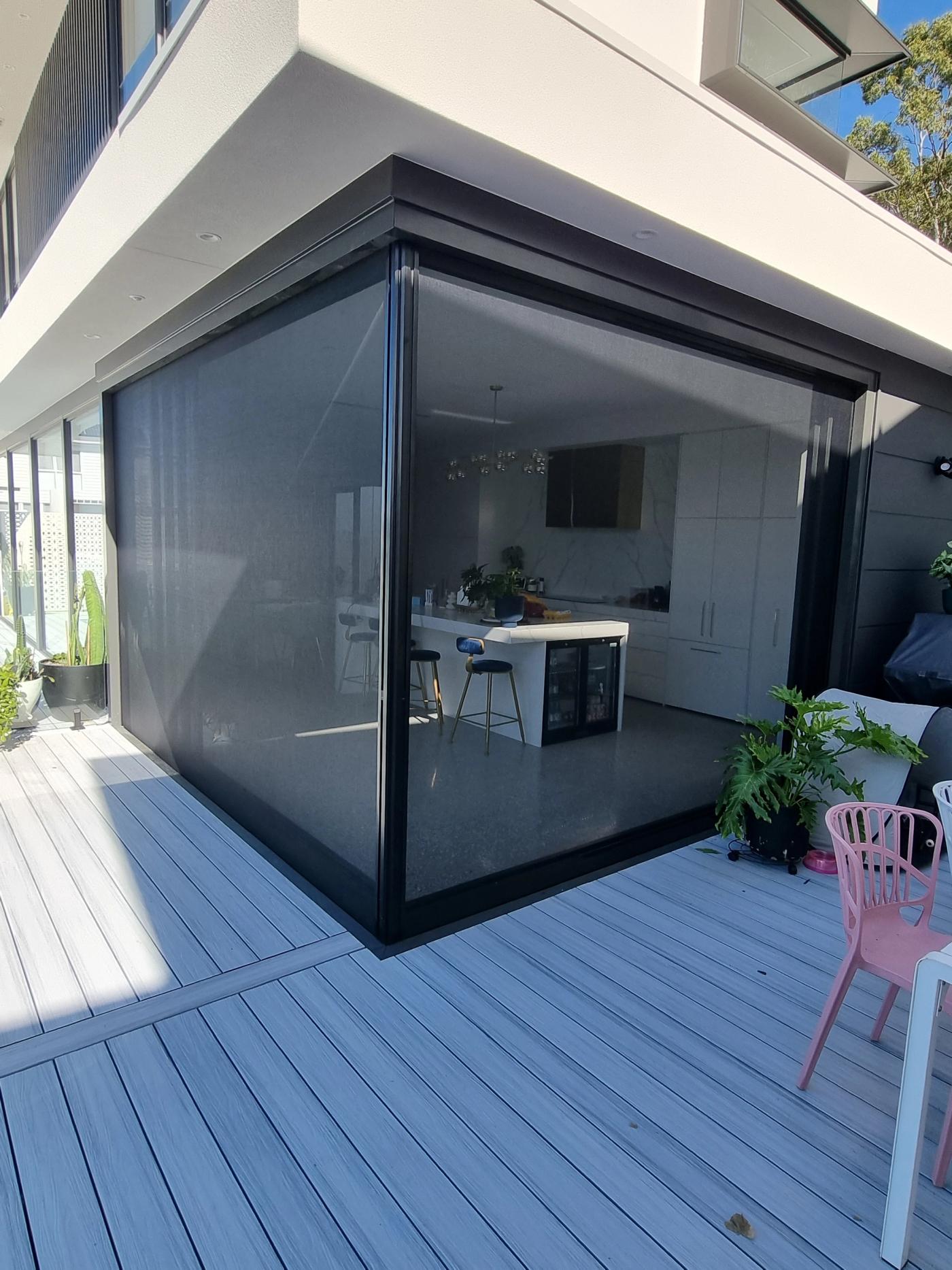 Centor retractable screens across a corner opening with no centre post