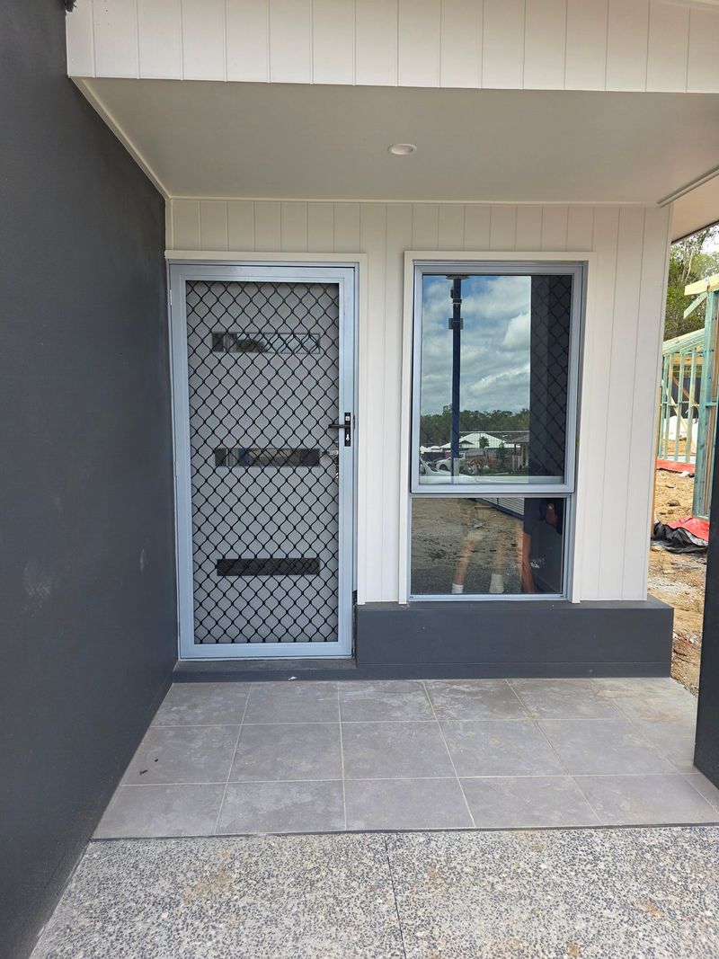 Barrier door screen range overview