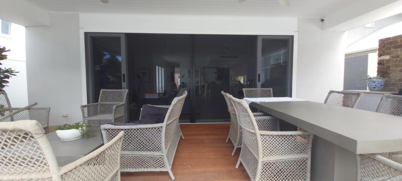 Centre-opening Centor retractable screens onto an outdoor entertaining area