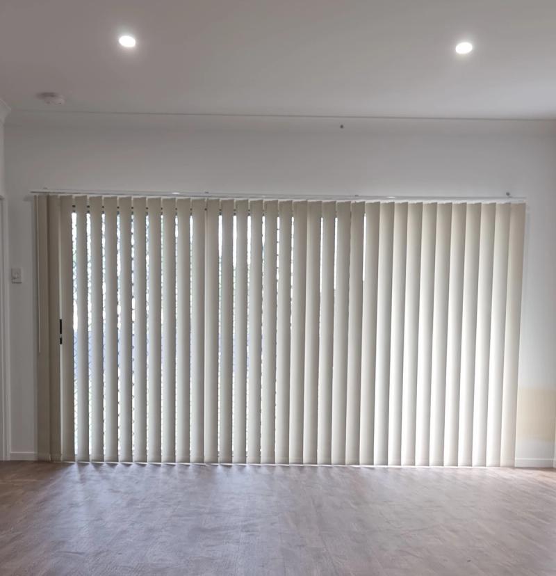 Vertical blind installation Sliding door with vertical blinds