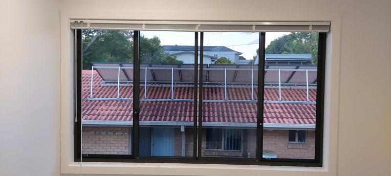 Fall prevention screen installation Fall prevention fixed screen on sliding window