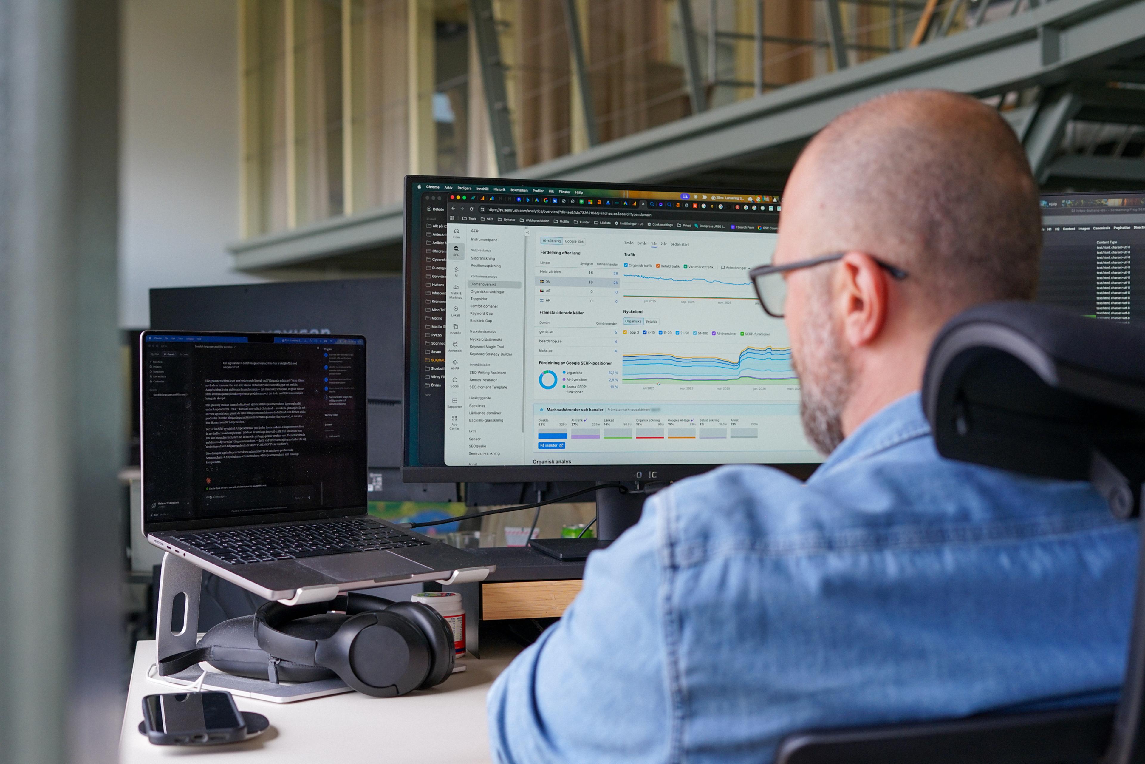 SEO-specialist som tittar på sin dator med analytics vy