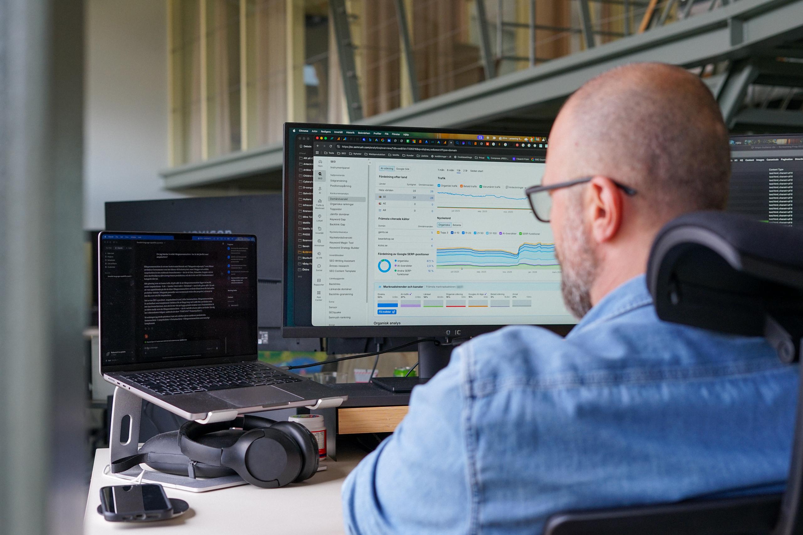 SEO-specialist som tittar på sin dator med analytics vy