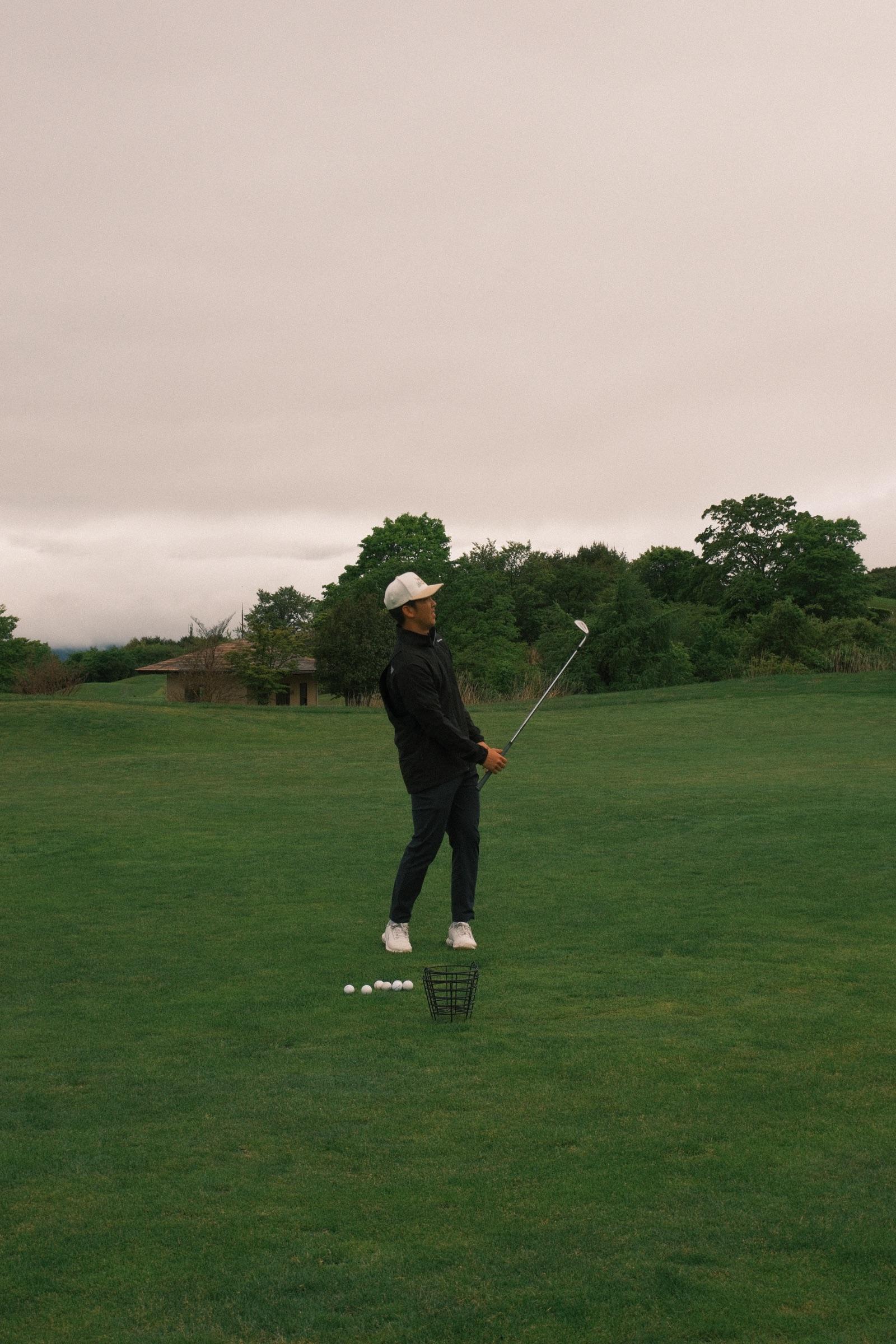 A relaxed pitch from the fairway's edge