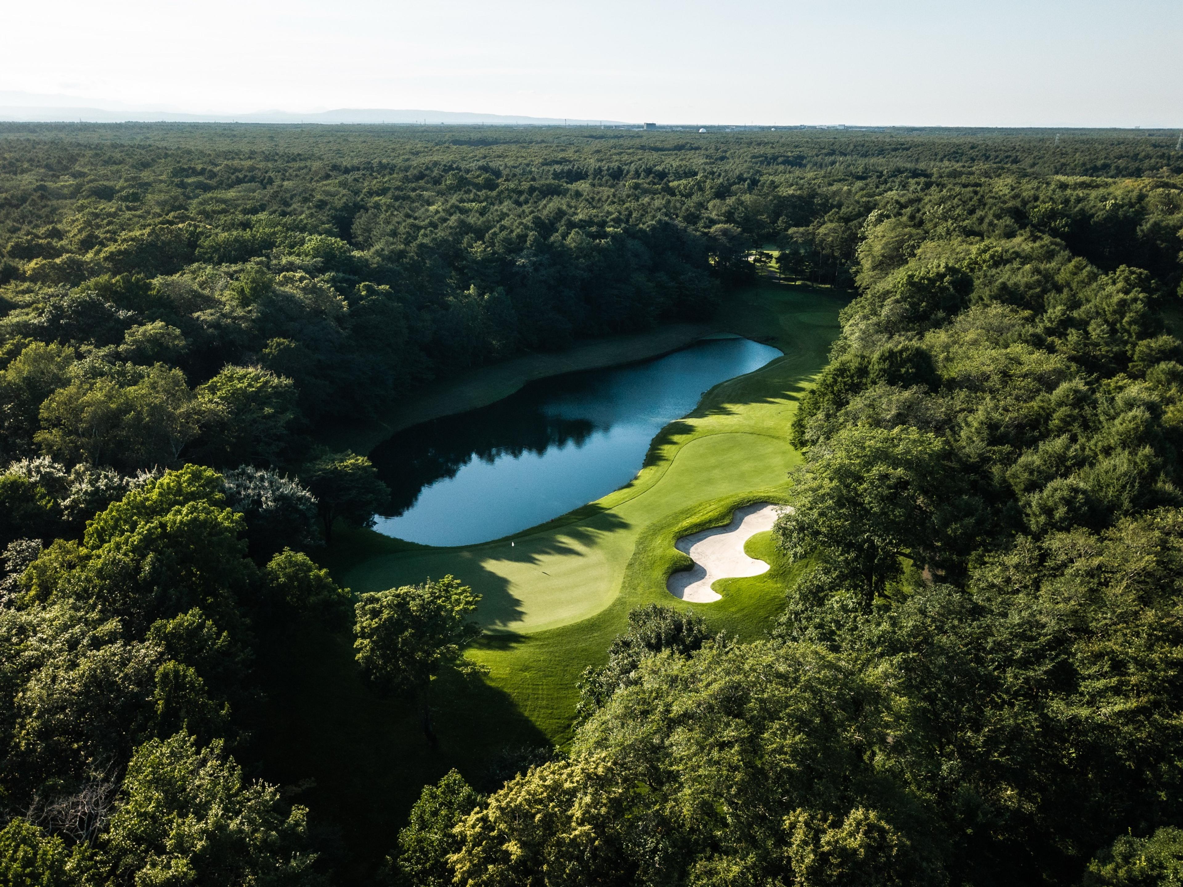Aerial view of Katsura Golf Club's lakeside green in the Tomakomai forest, Hokkaidō