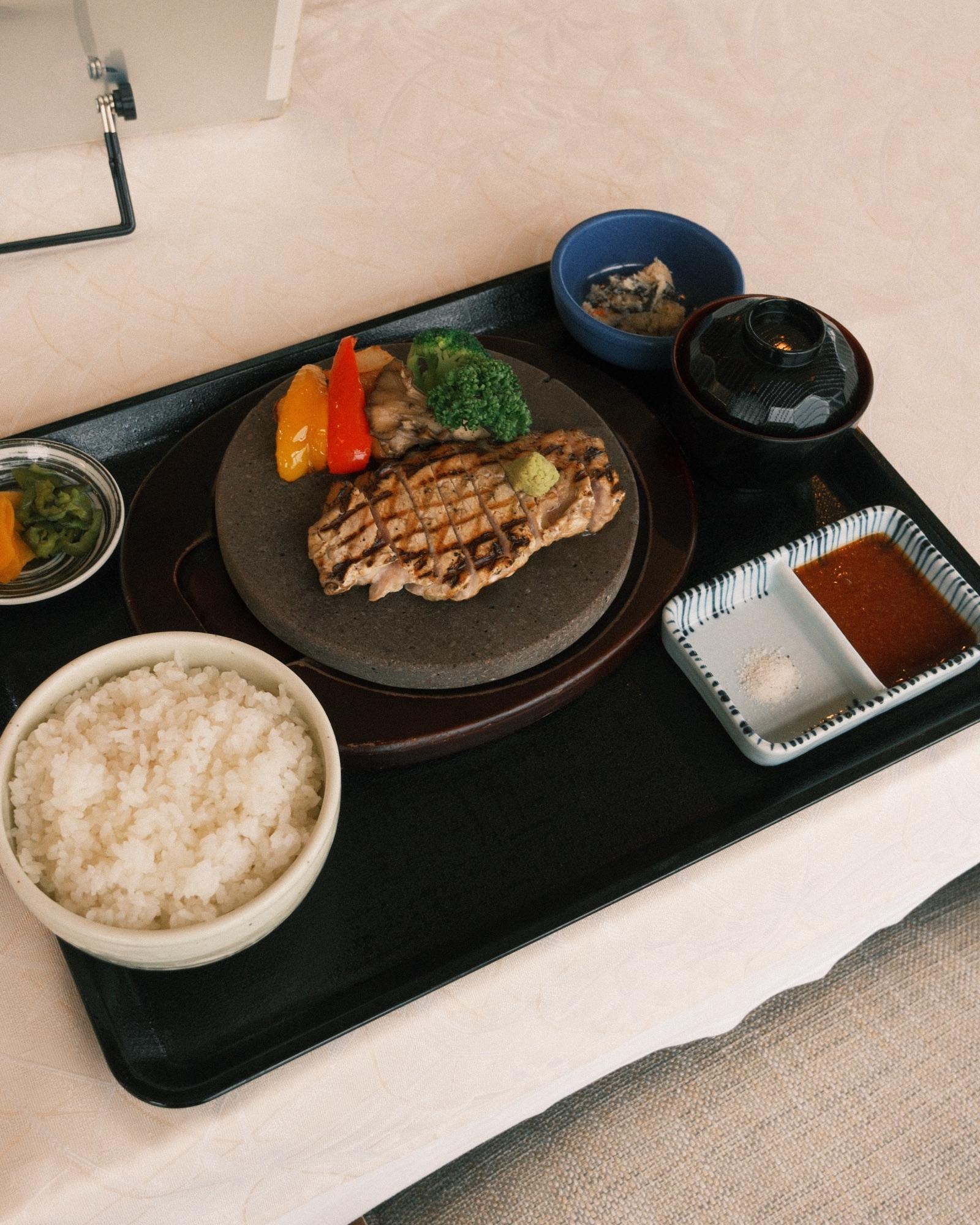 Stone-grilled steak lunch set in the Fuji Classic dining room