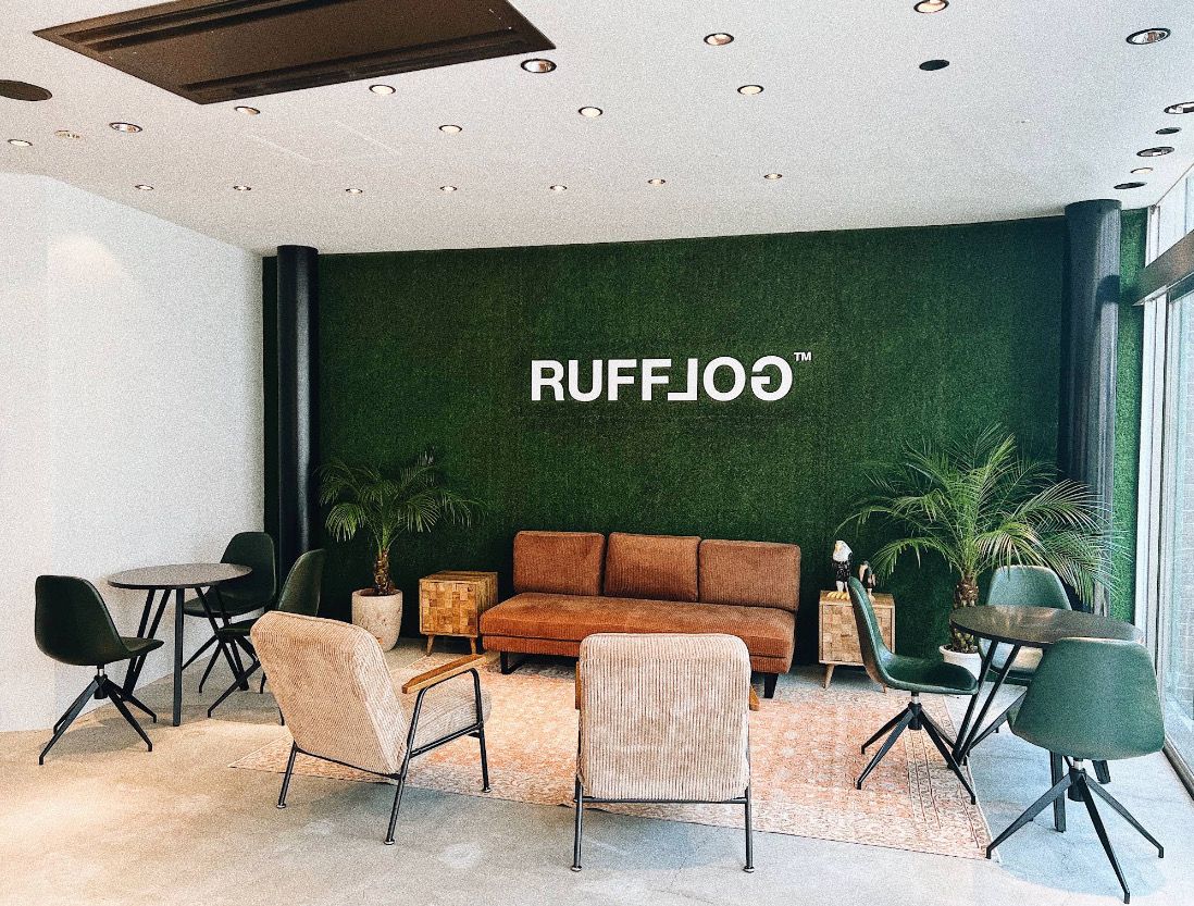 RUFFLOG Hiroshima lounge with sofa and the moss-green logo wall