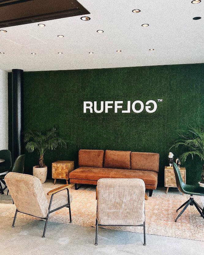 RUFFLOG Hiroshima lounge with sofa and the moss-green logo wall