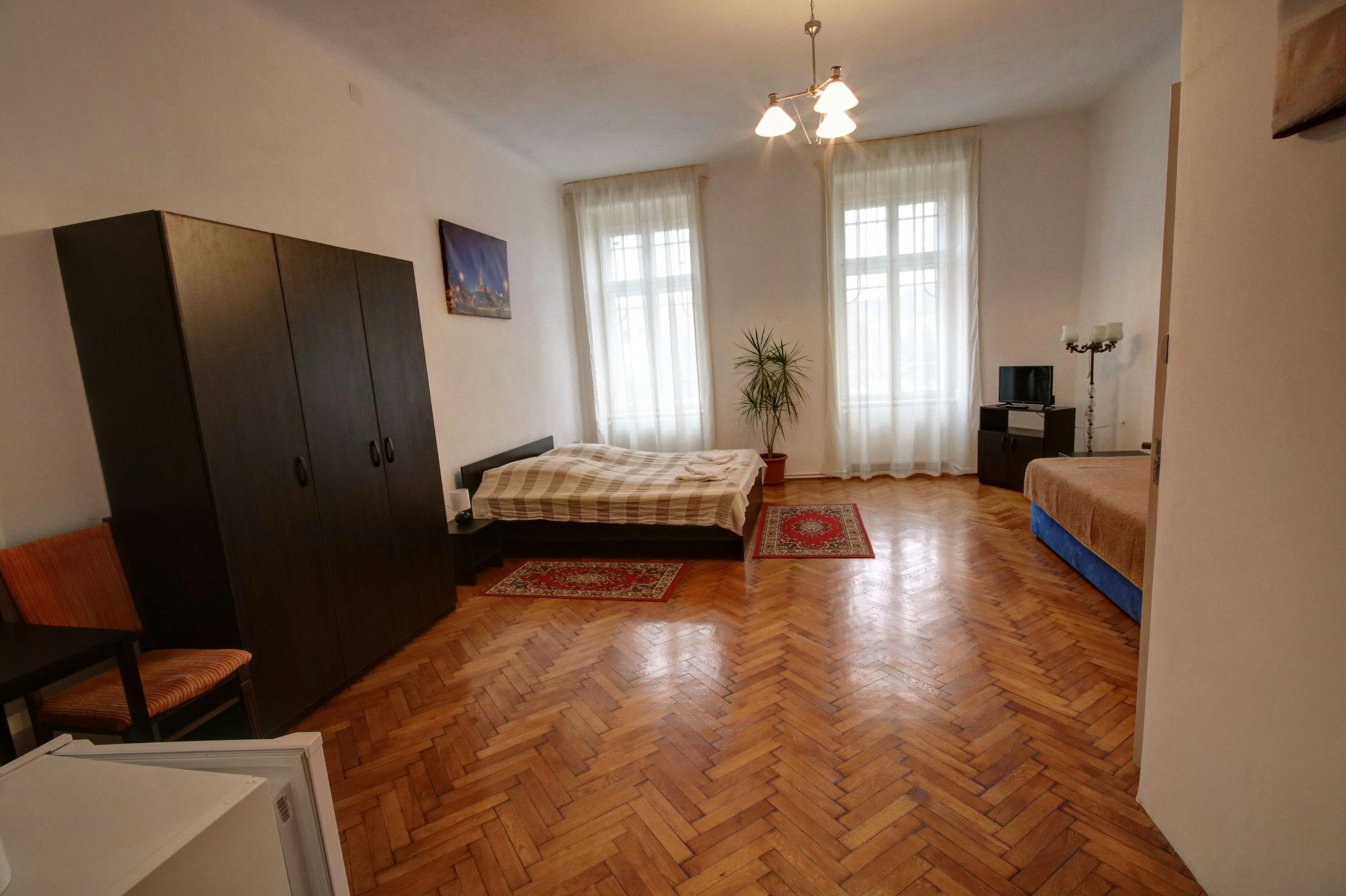 Dulap și cameră pentru trei persoane
