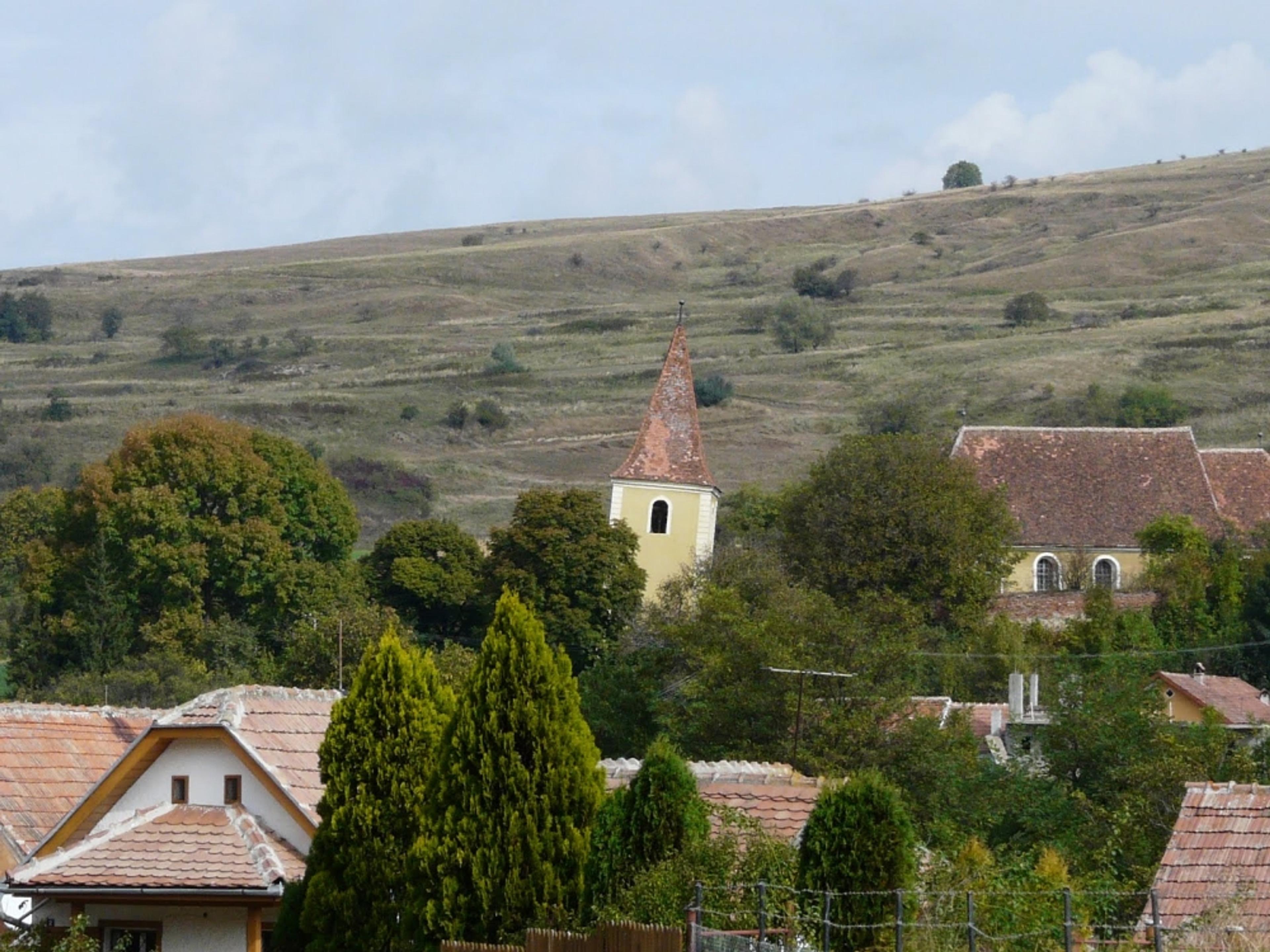 Turnul bisericii din Rusi, cel mai inclinat din Romania