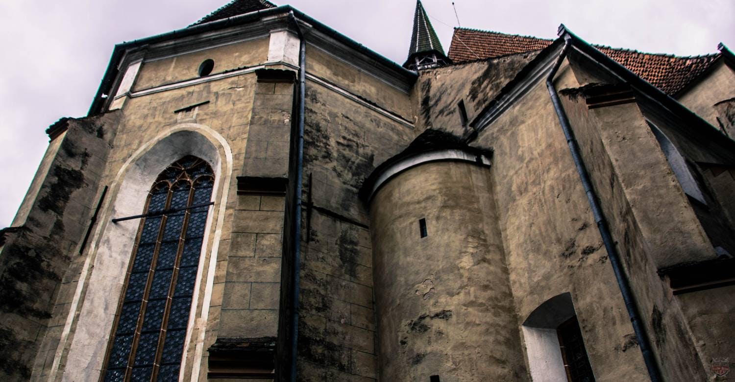 Zidurile bisericii fortificate din Alma Vii