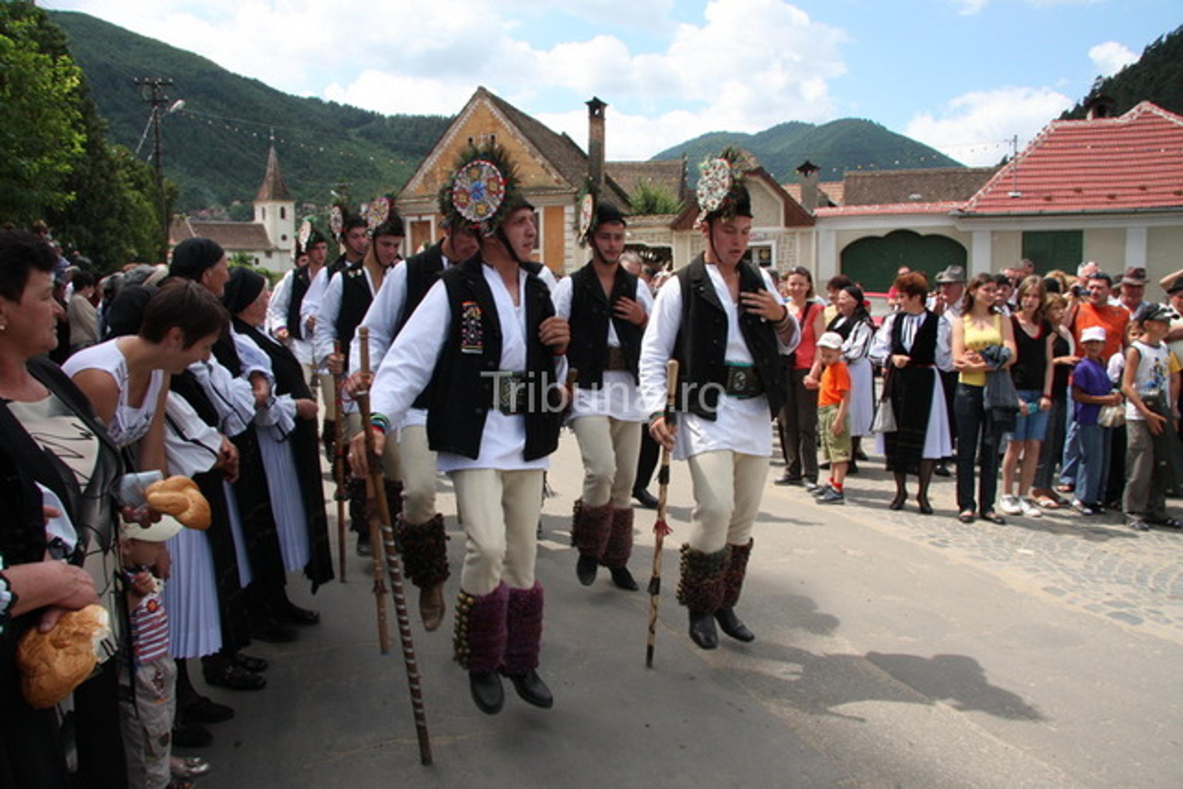 Gura Raului, satul in care se pastreaza traditia poruncilor