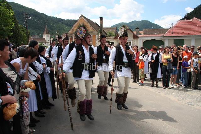 Gura Raului, satul in care se pastreaza traditia poruncilor
