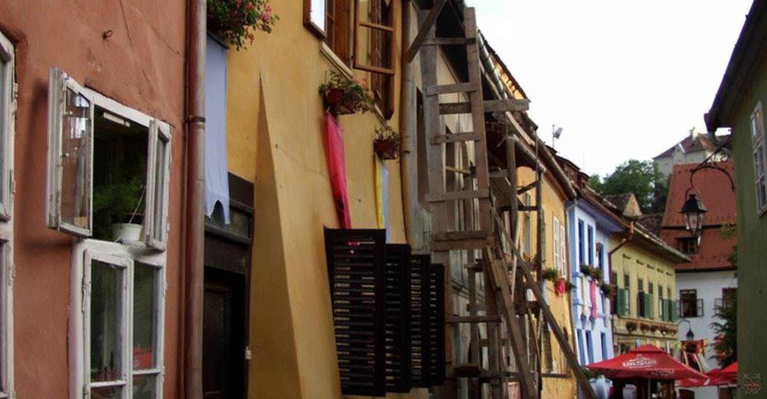 Stradă cu case colorate din Sighișoara