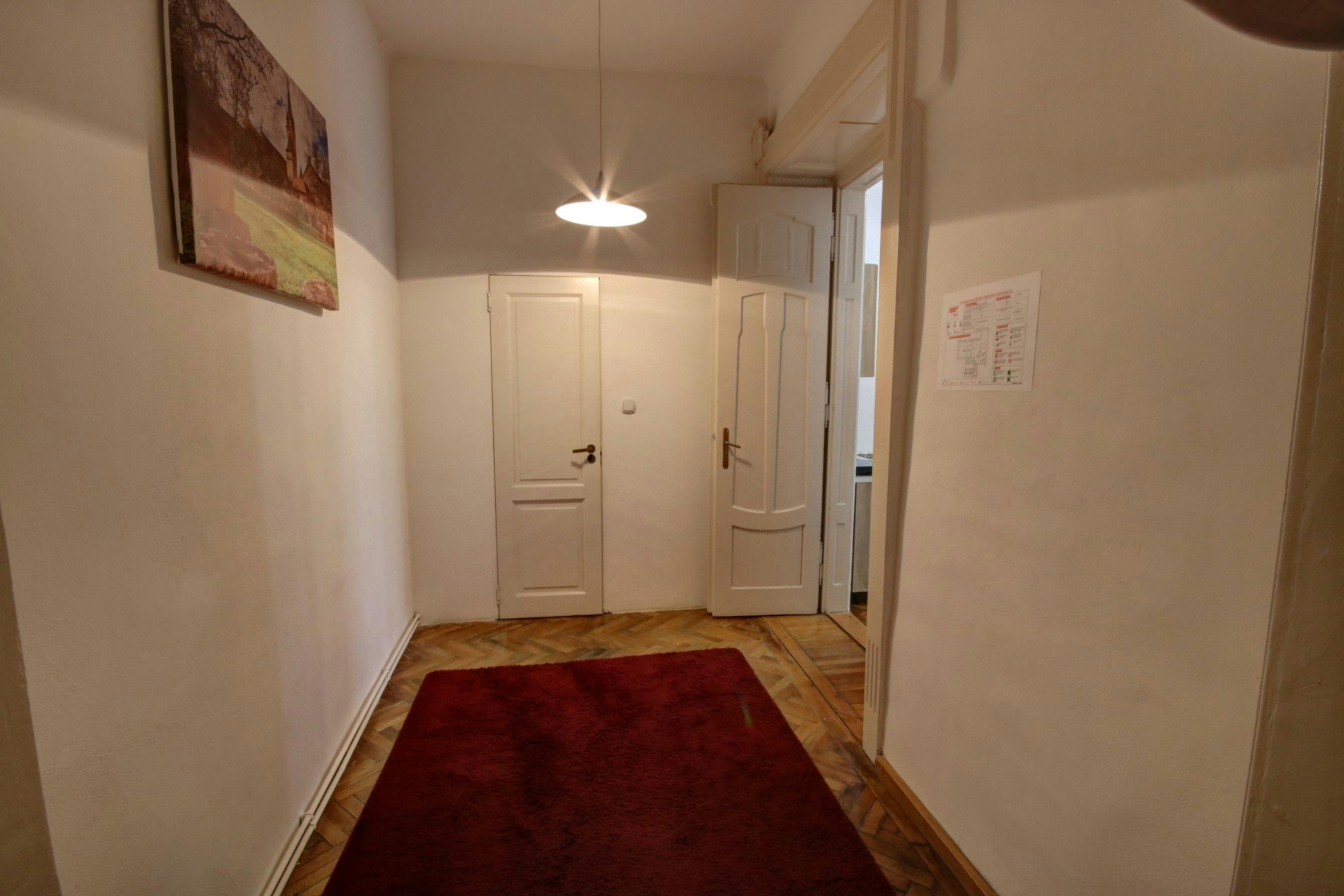 Covor roșu la intrare în cameră