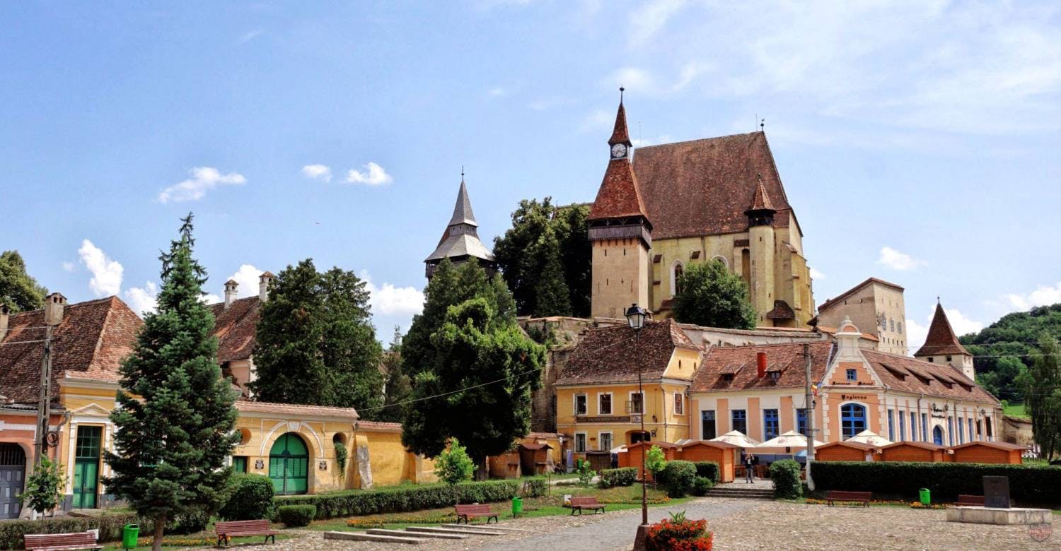 Biserica fortificată din Biertan alături de case medievale