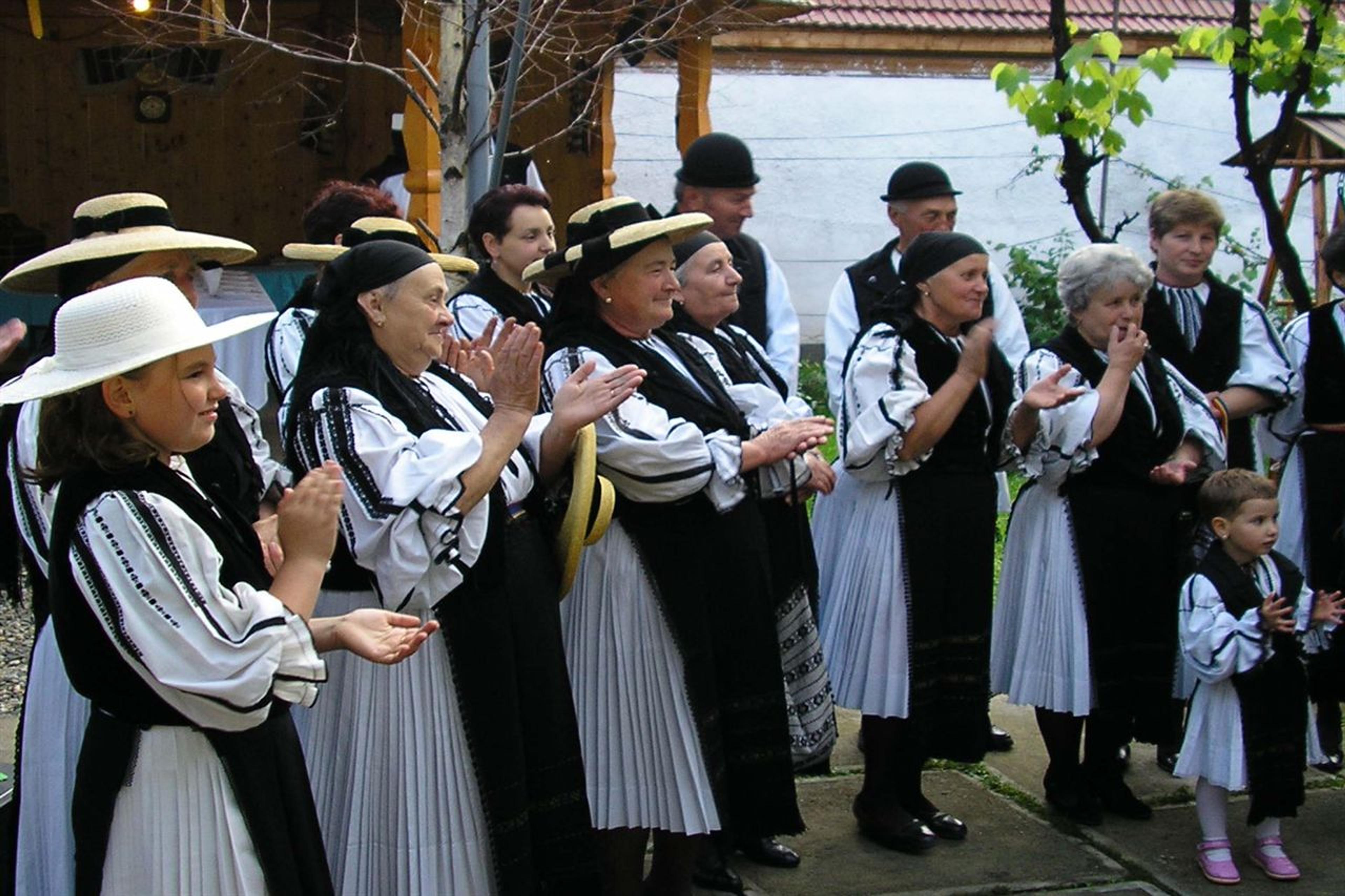 Portul popular, în sărbătoare la Gura Râului