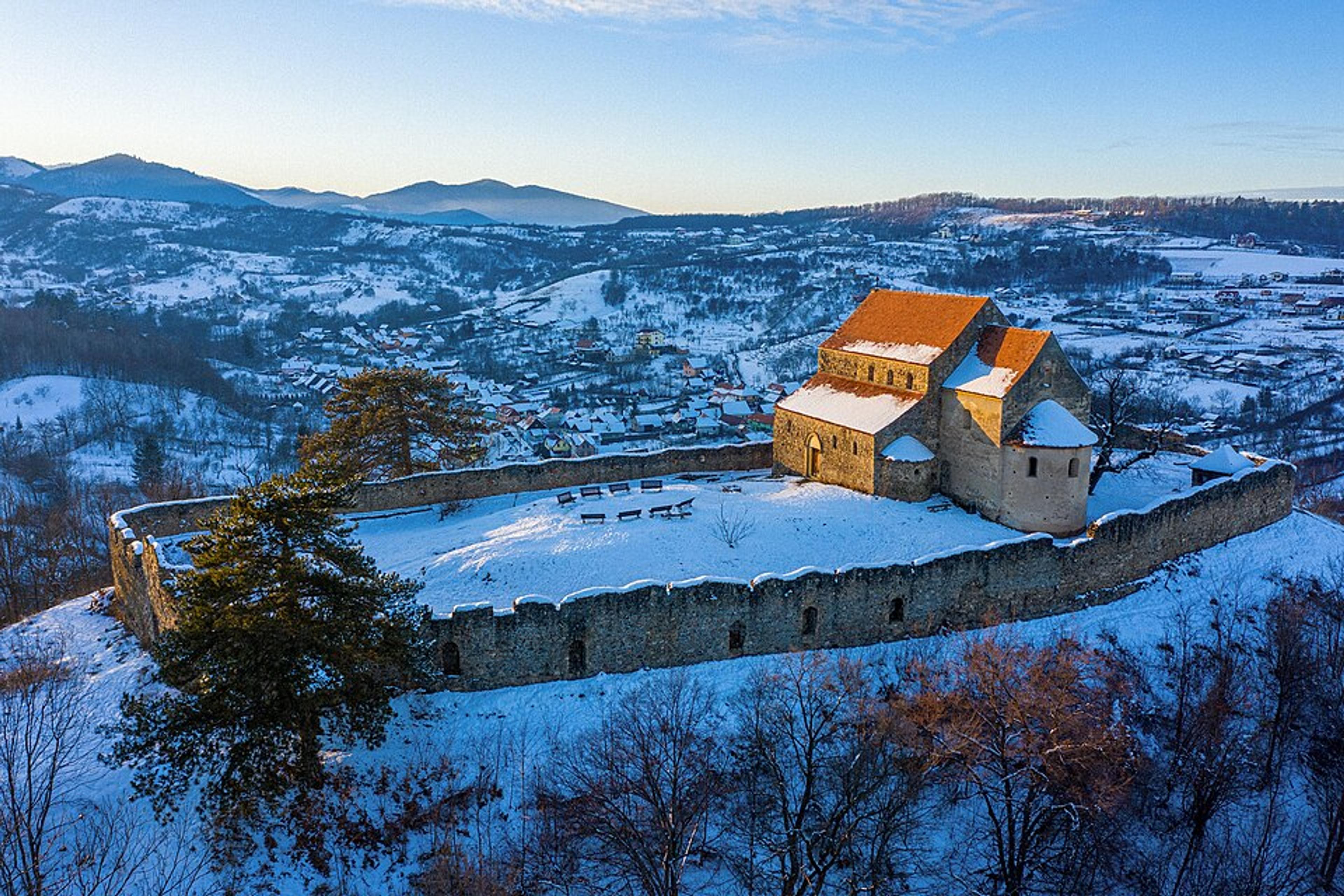 Cetatea și biserica romanică din Cisnădioara