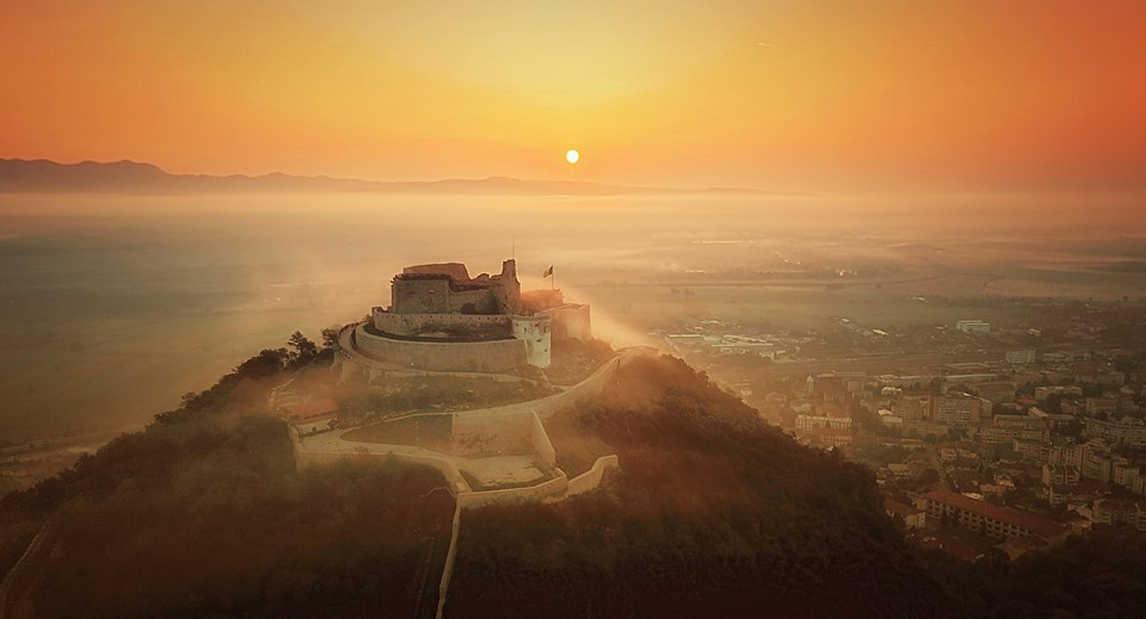 Cetatea medievală Deva la răsărit