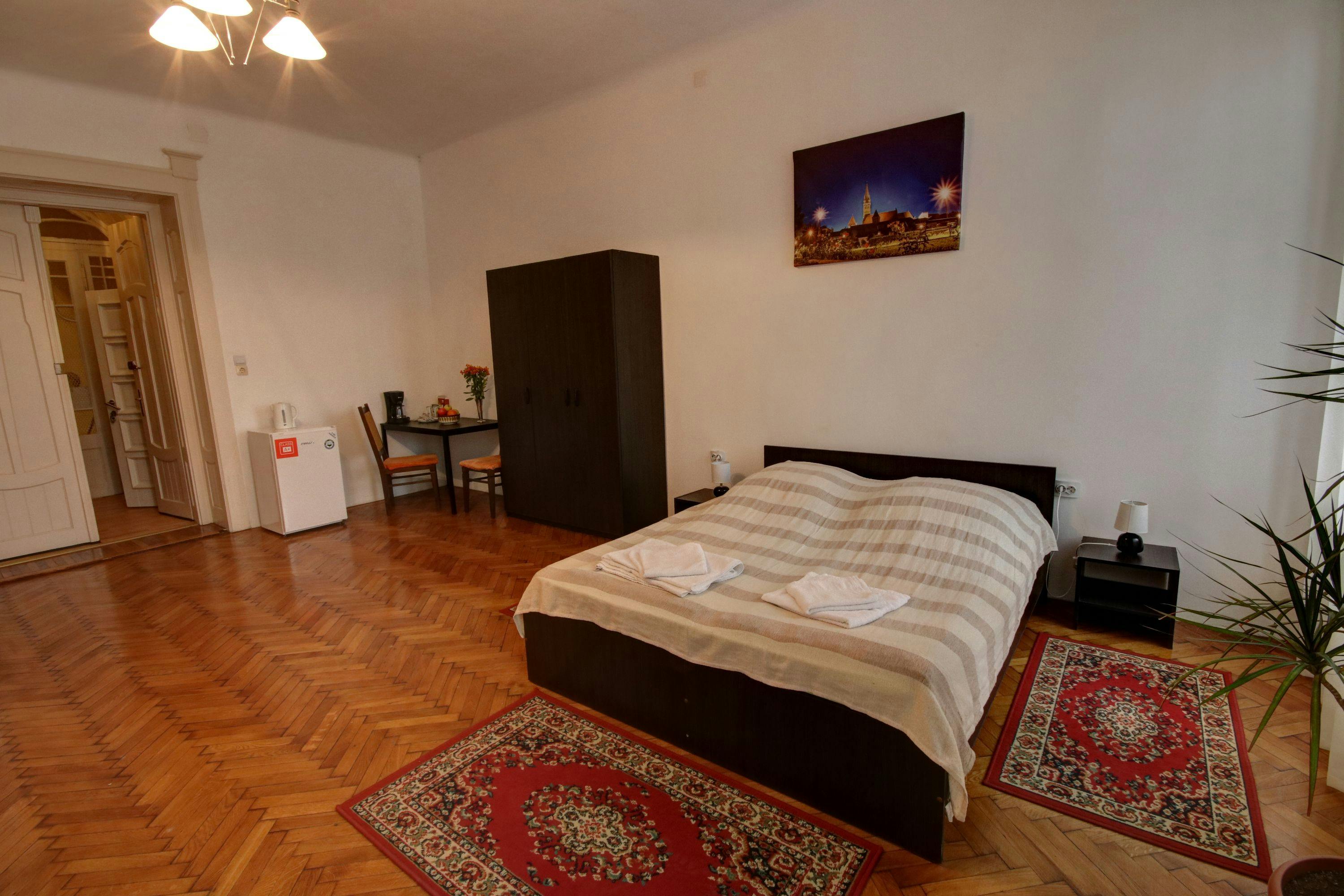Cameră mare cu pat de două persoane și dulap