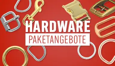 Eine Auswahl an Metallteilen wie Schnallen, Ringen und Haken für Hundeleinen und Halsbänder auf rotem Hintergrund. Text: "Hardware Voordeelverpakkingen" (Hardware-Vorteilspackungen).