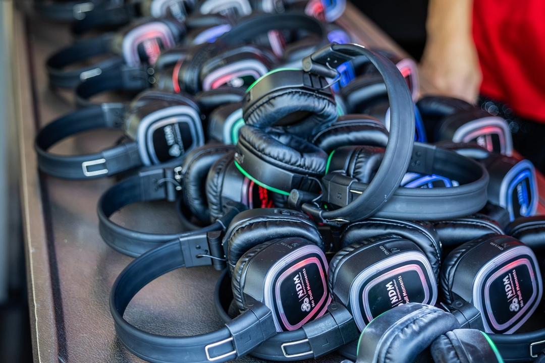 Rij silent disco koptelefoons met verlichte ledringen op de bar